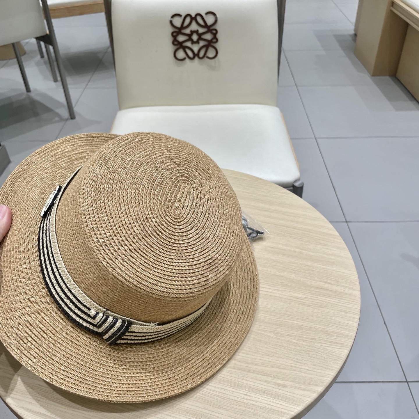  chanel香奈儿高端细辫平顶帽✨
气质名媛 很洋气的装饰带
高级感十足‼️