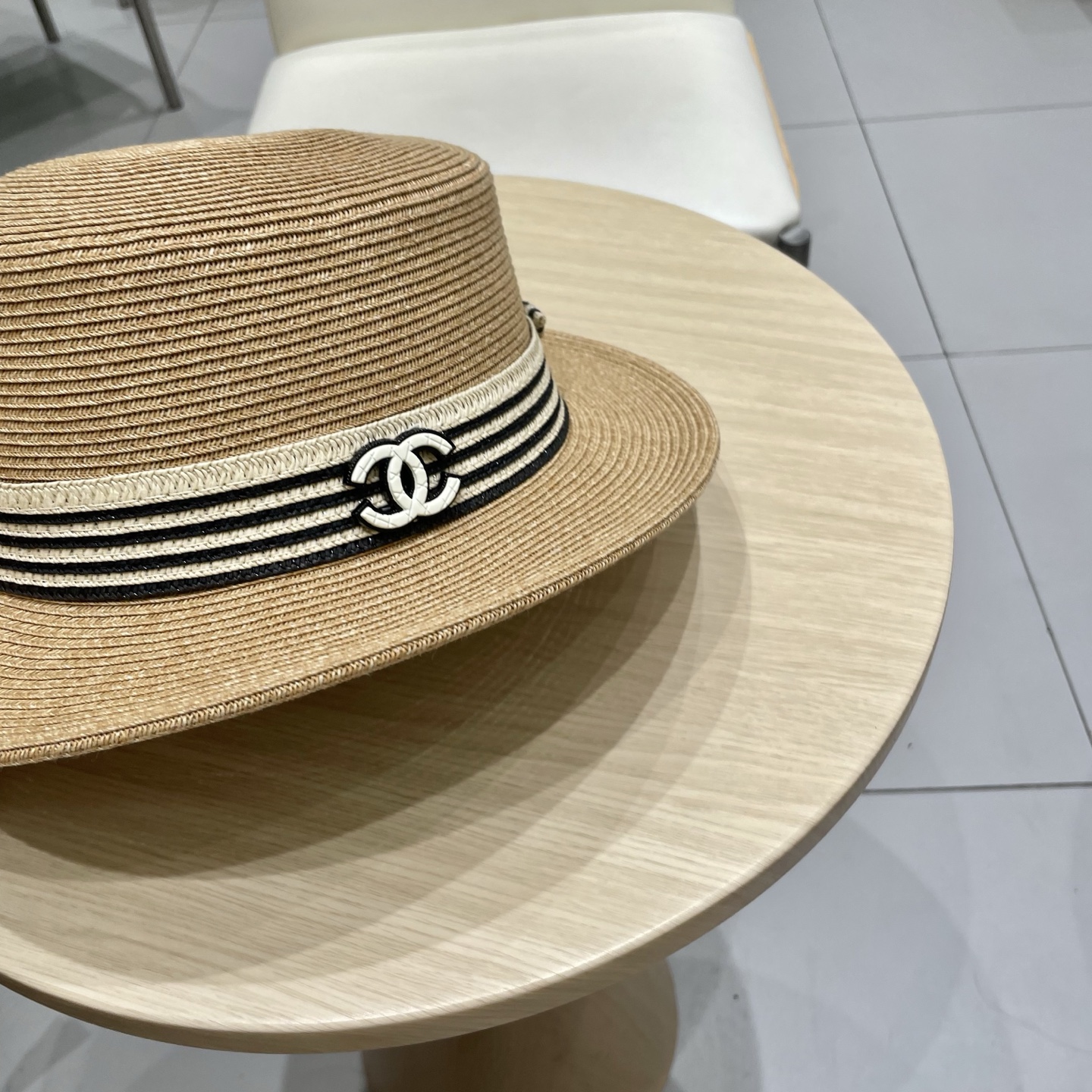  chanel香奈儿高端细辫平顶帽✨
气质名媛 很洋气的装饰带
高级感十足‼️