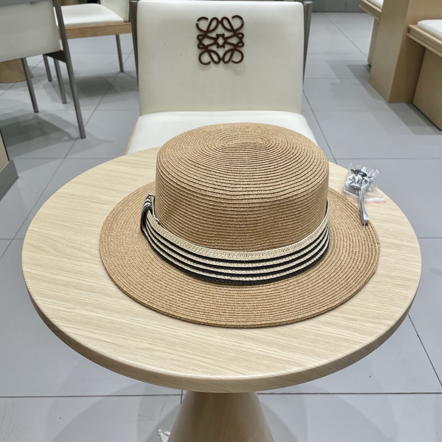  chanel香奈儿高端细辫平顶帽✨
气质名媛 很洋气的装饰带
高级感十足‼️