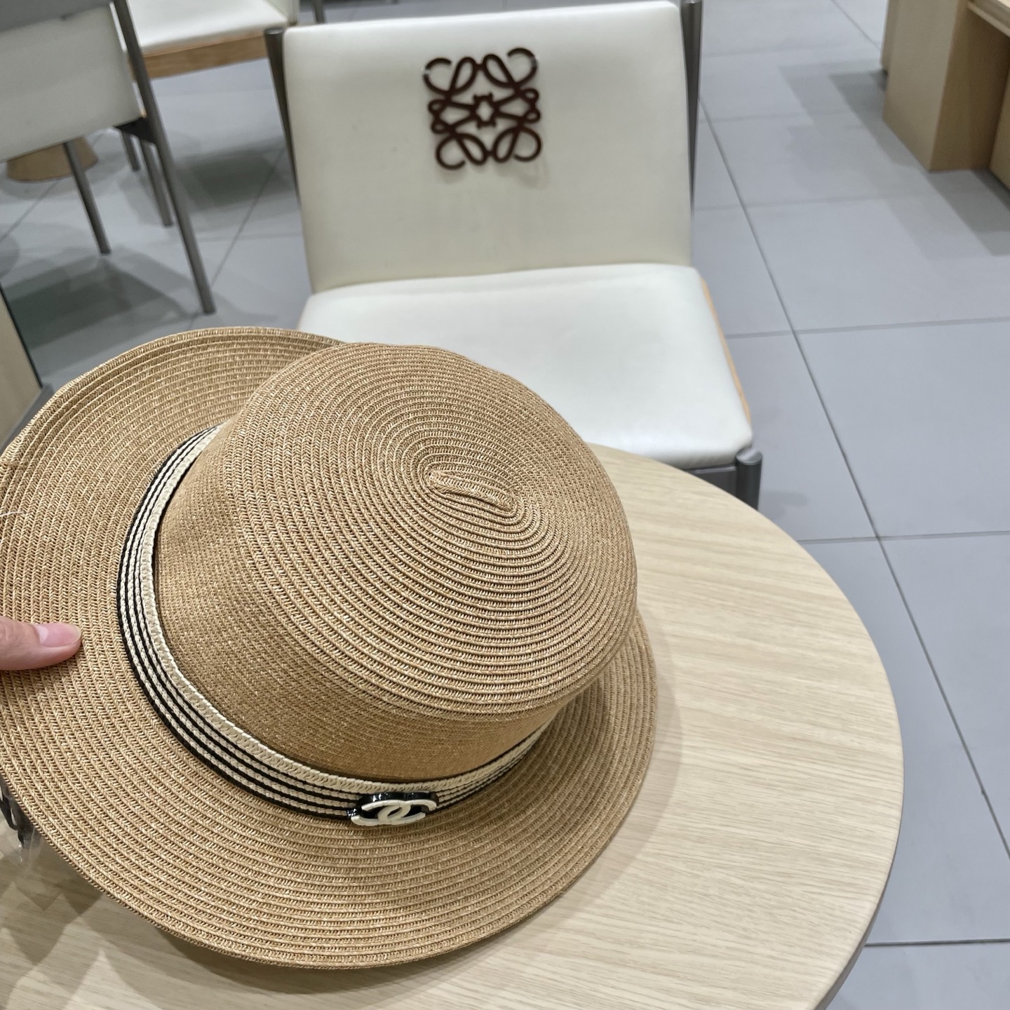  chanel香奈儿高端细辫平顶帽✨
气质名媛 很洋气的装饰带
高级感十足‼️