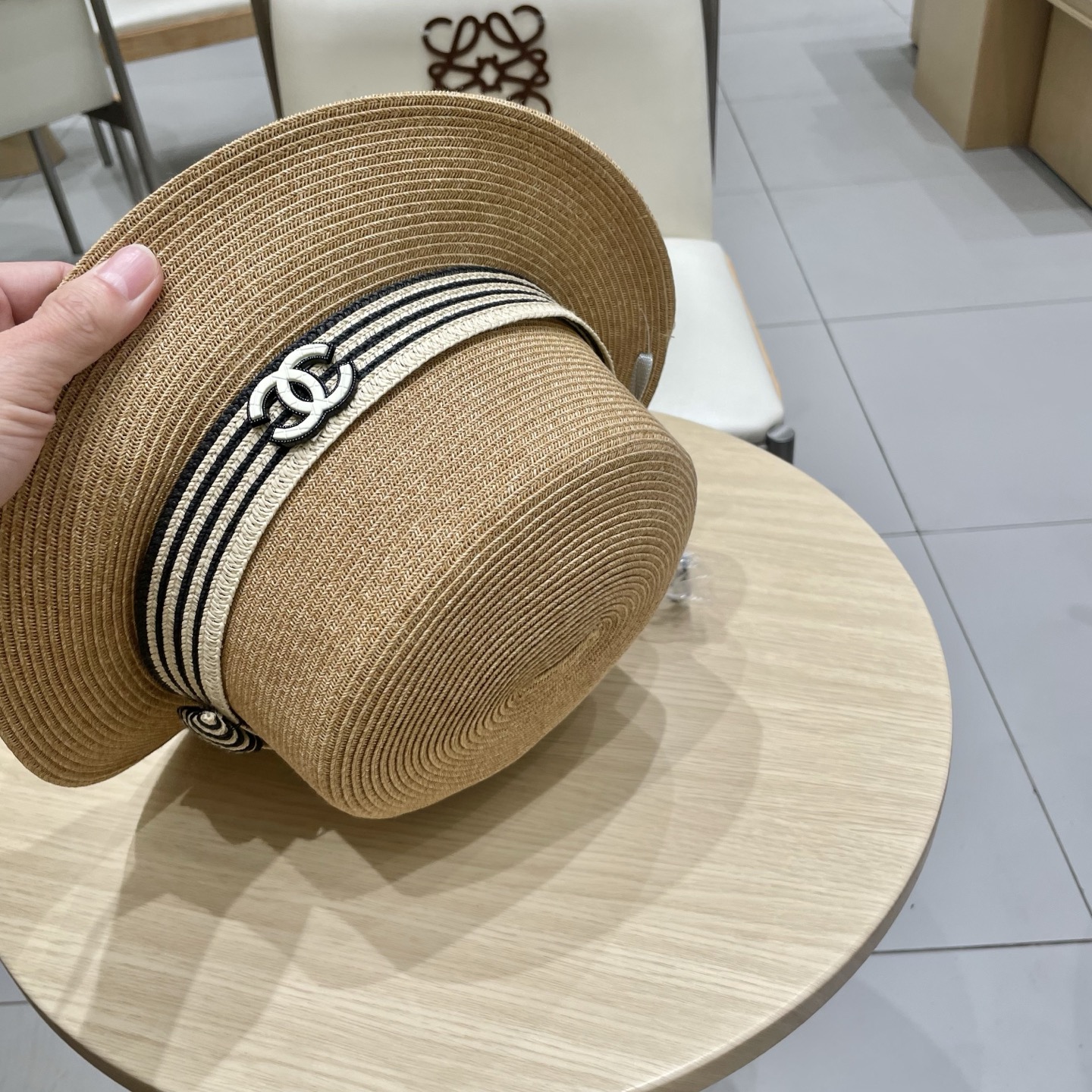  chanel香奈儿高端细辫平顶帽✨
气质名媛 很洋气的装饰带
高级感十足‼️