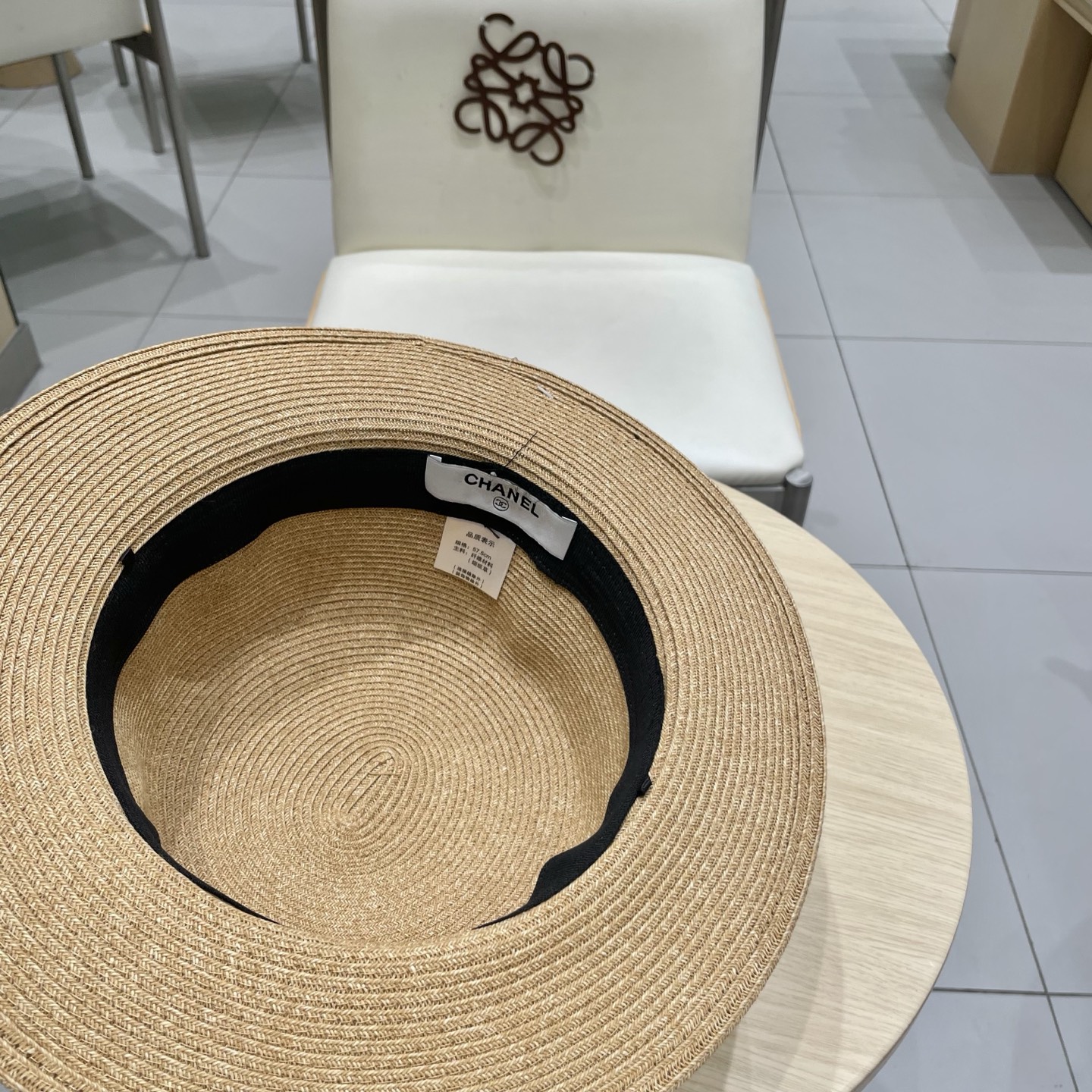  chanel香奈儿高端细辫平顶帽✨
气质名媛 很洋气的装饰带
高级感十足‼️