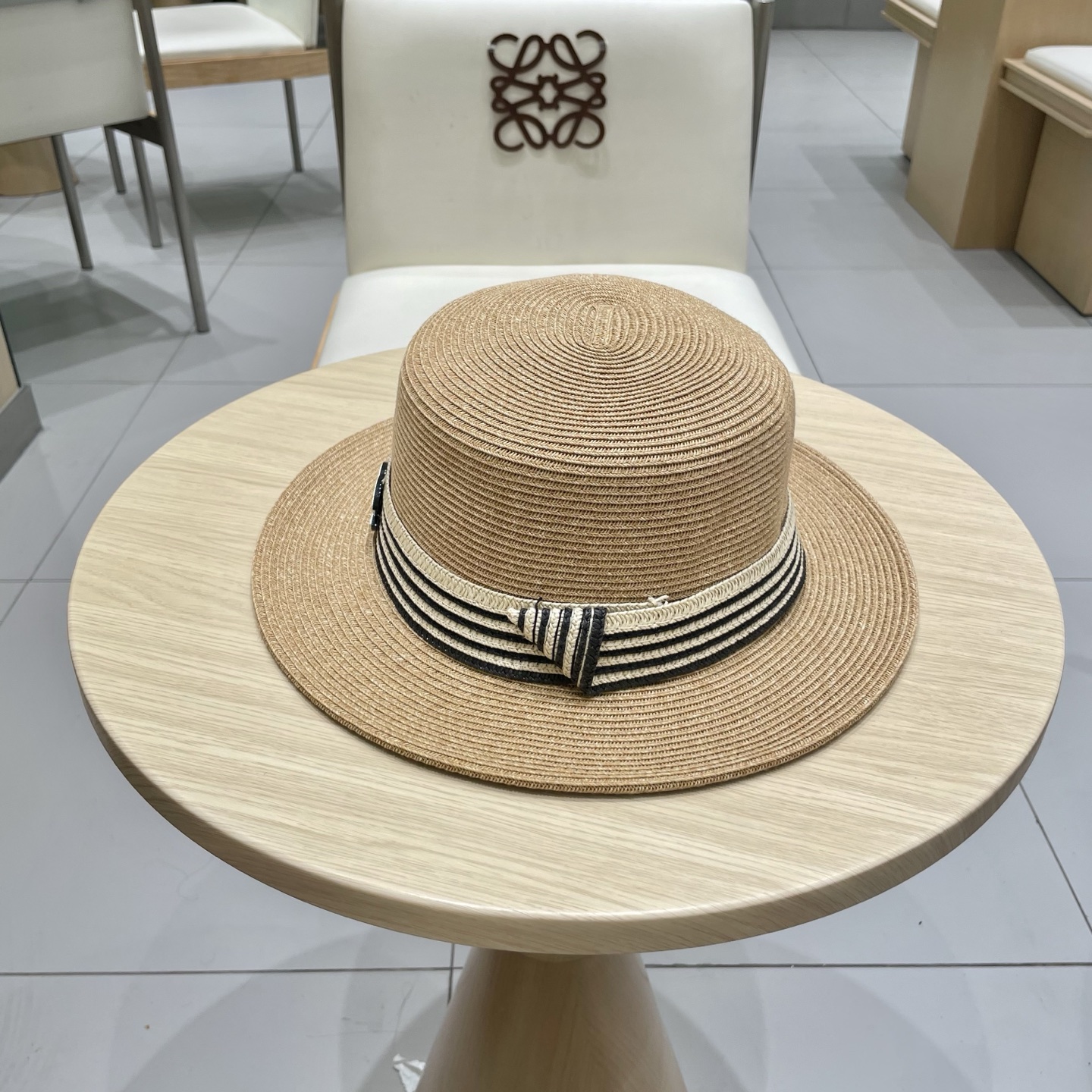  chanel香奈儿高端细辫平顶帽✨
气质名媛 很洋气的装饰带
高级感十足‼️