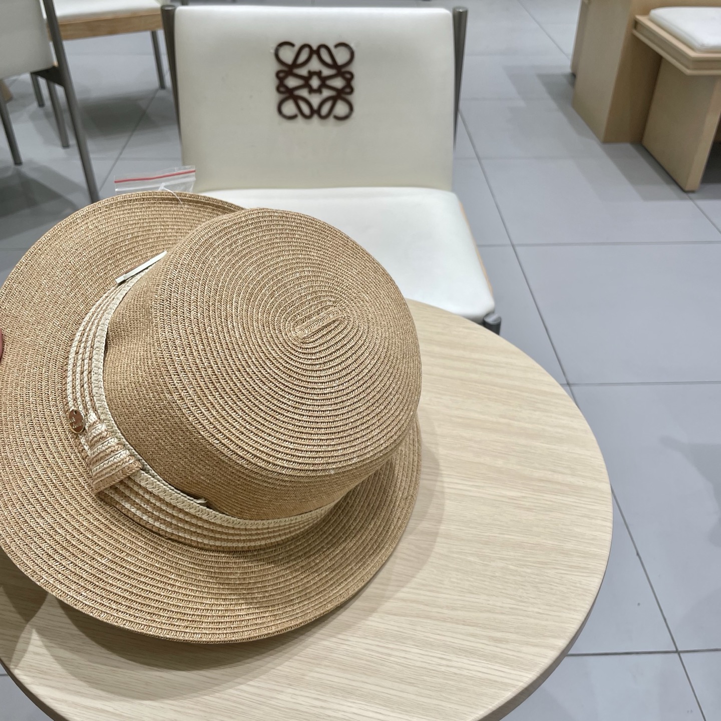  chanel香奈儿高端细辫平顶帽✨
气质名媛 很洋气的装饰带
高级感十足‼️