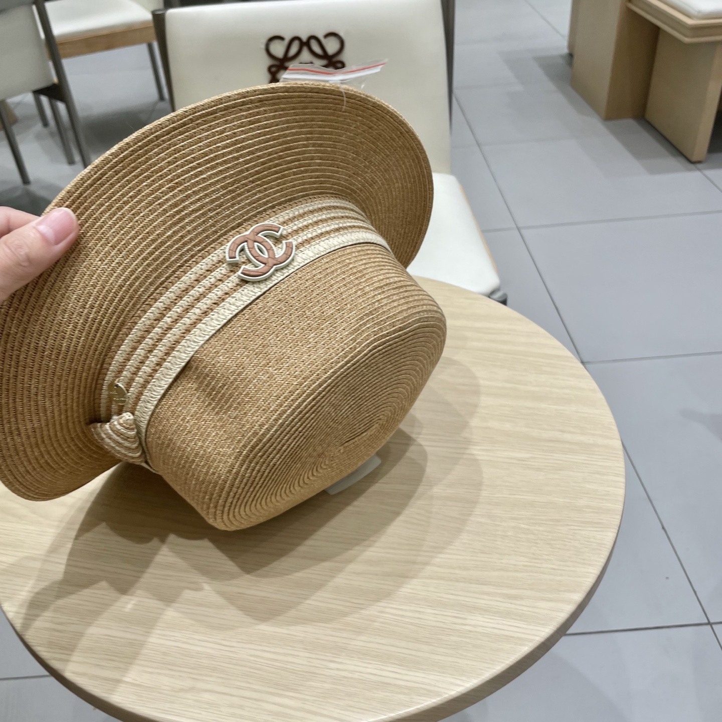  chanel香奈儿高端细辫平顶帽✨
气质名媛 很洋气的装饰带
高级感十足‼️