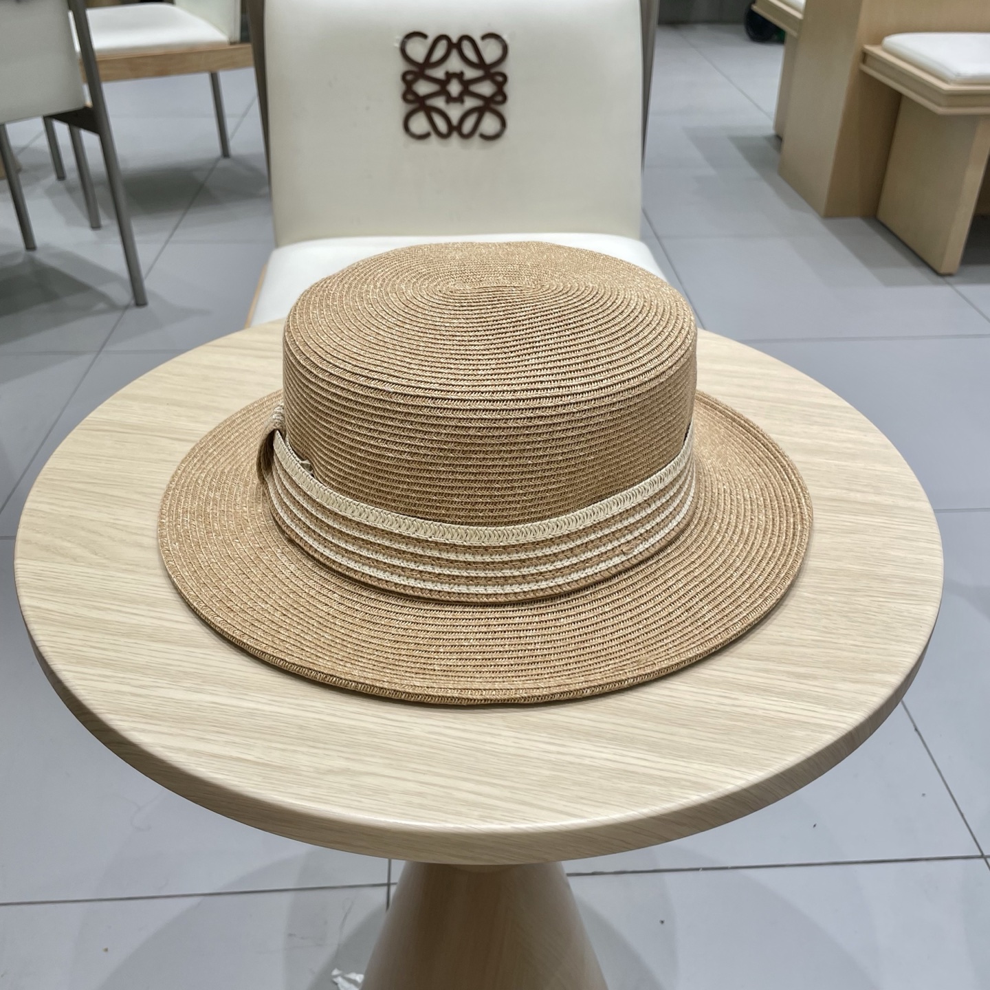  chanel香奈儿高端细辫平顶帽✨
气质名媛 很洋气的装饰带
高级感十足‼️