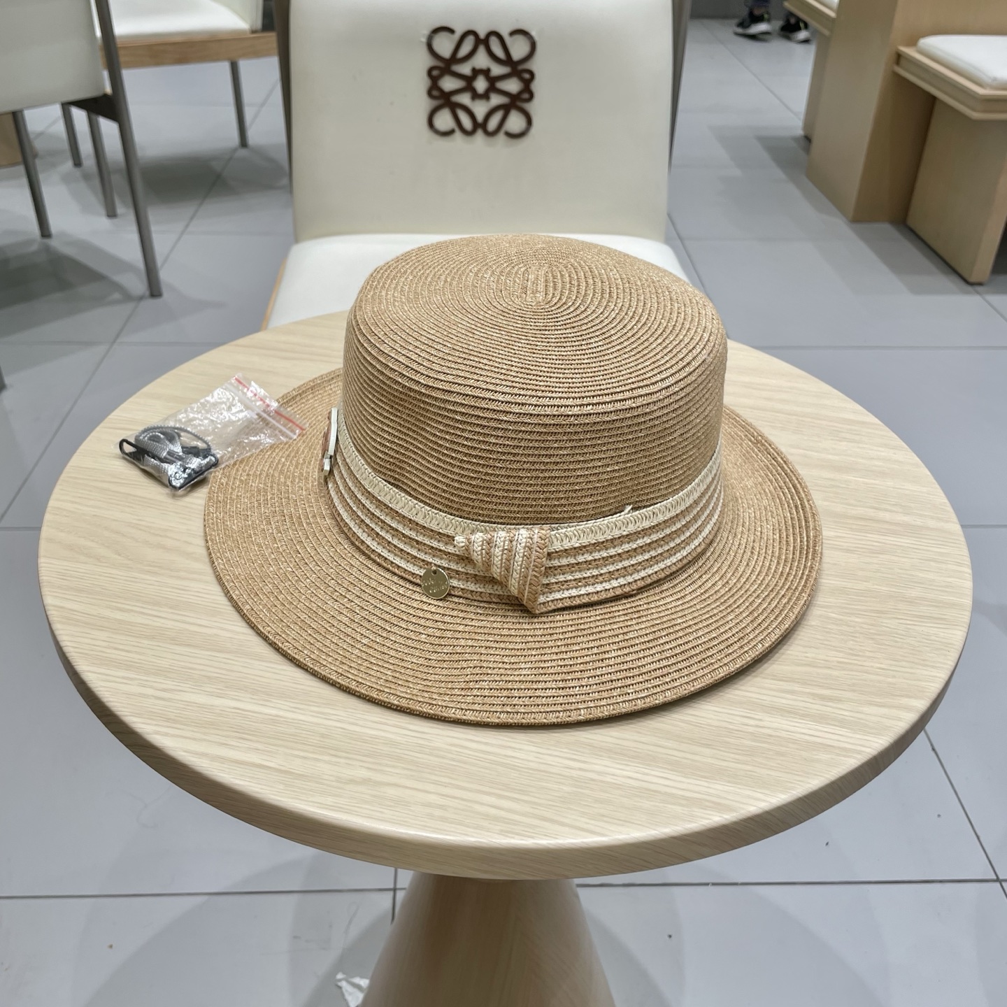  chanel香奈儿高端细辫平顶帽✨
气质名媛 很洋气的装饰带
高级感十足‼️