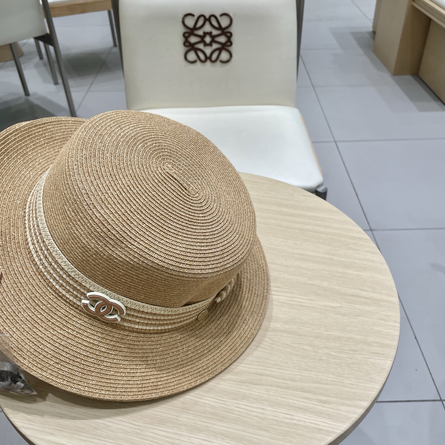  chanel香奈儿高端细辫平顶帽✨
气质名媛 很洋气的装饰带
高级感十足‼️