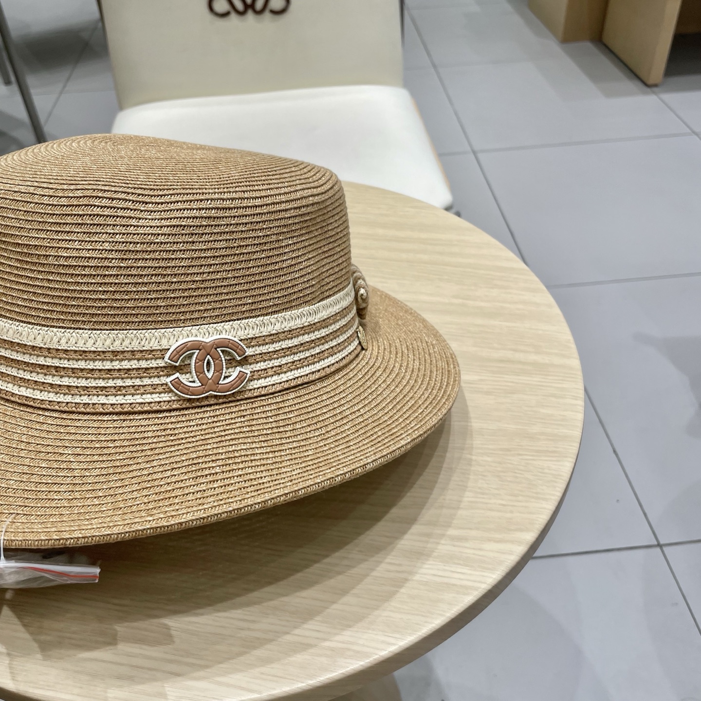  chanel香奈儿高端细辫平顶帽✨
气质名媛 很洋气的装饰带
高级感十足‼️