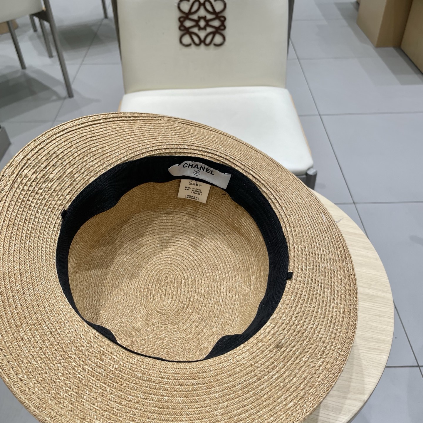  chanel香奈儿高端细辫平顶帽✨
气质名媛 很洋气的装饰带
高级感十足‼️