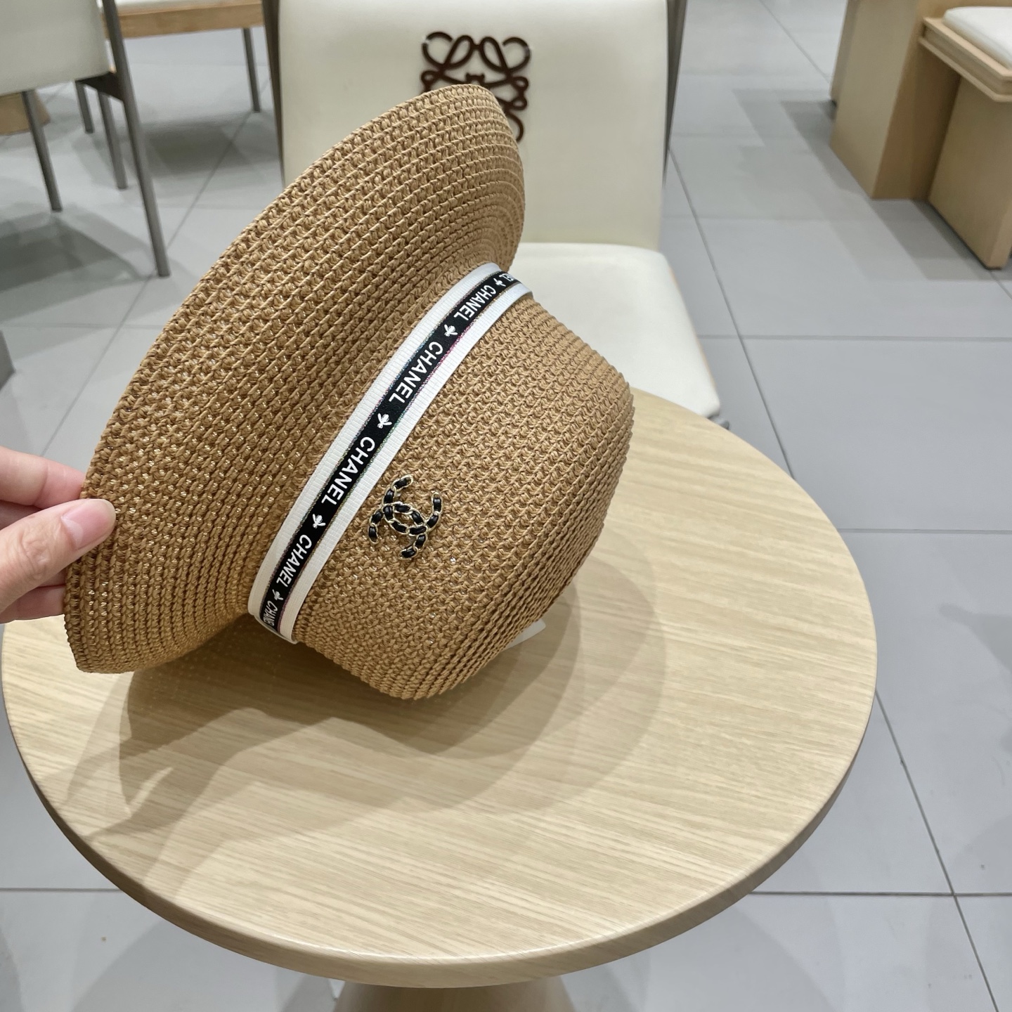  chanel 香奈儿✨
新款镂空草
编织灯罩帽~