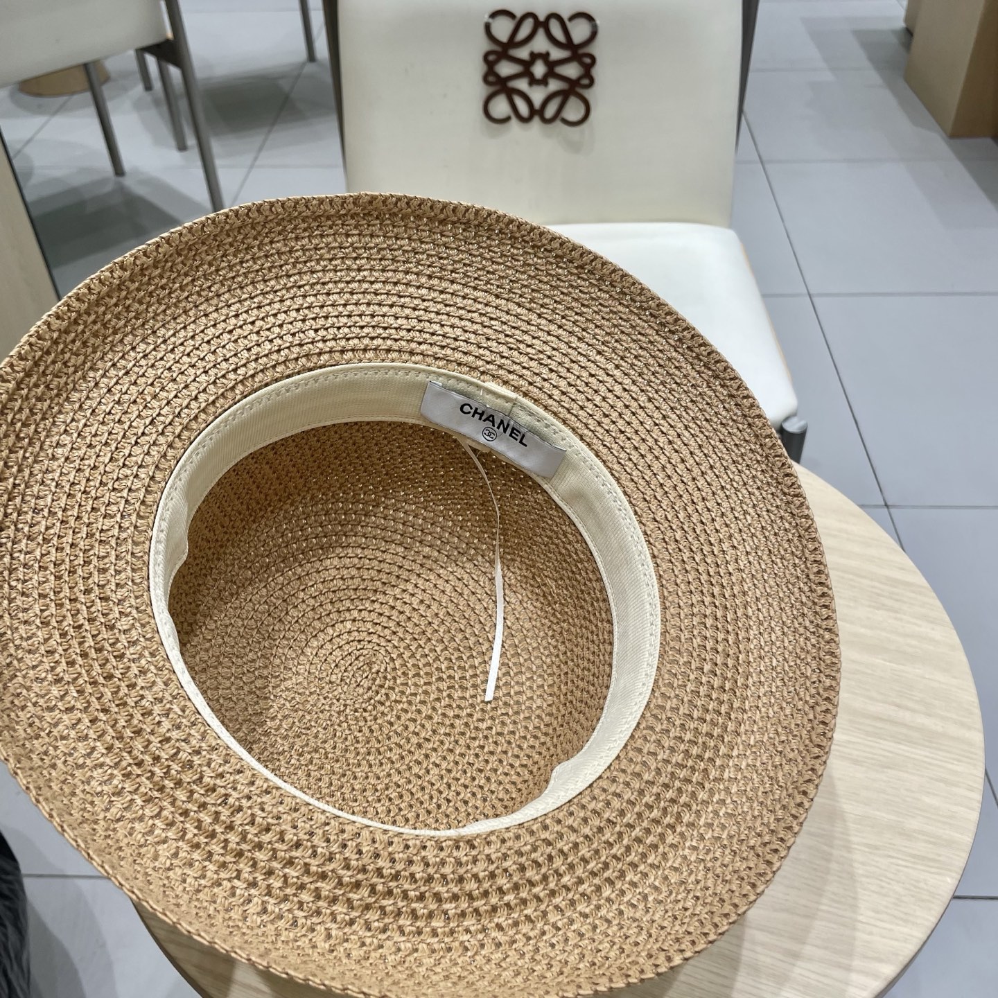  chanel 香奈儿✨
新款镂空草
编织灯罩帽~