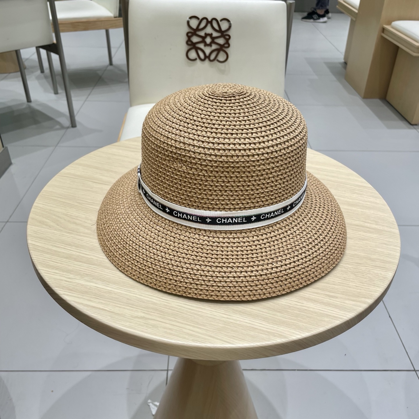  chanel 香奈儿✨
新款镂空草
编织灯罩帽~