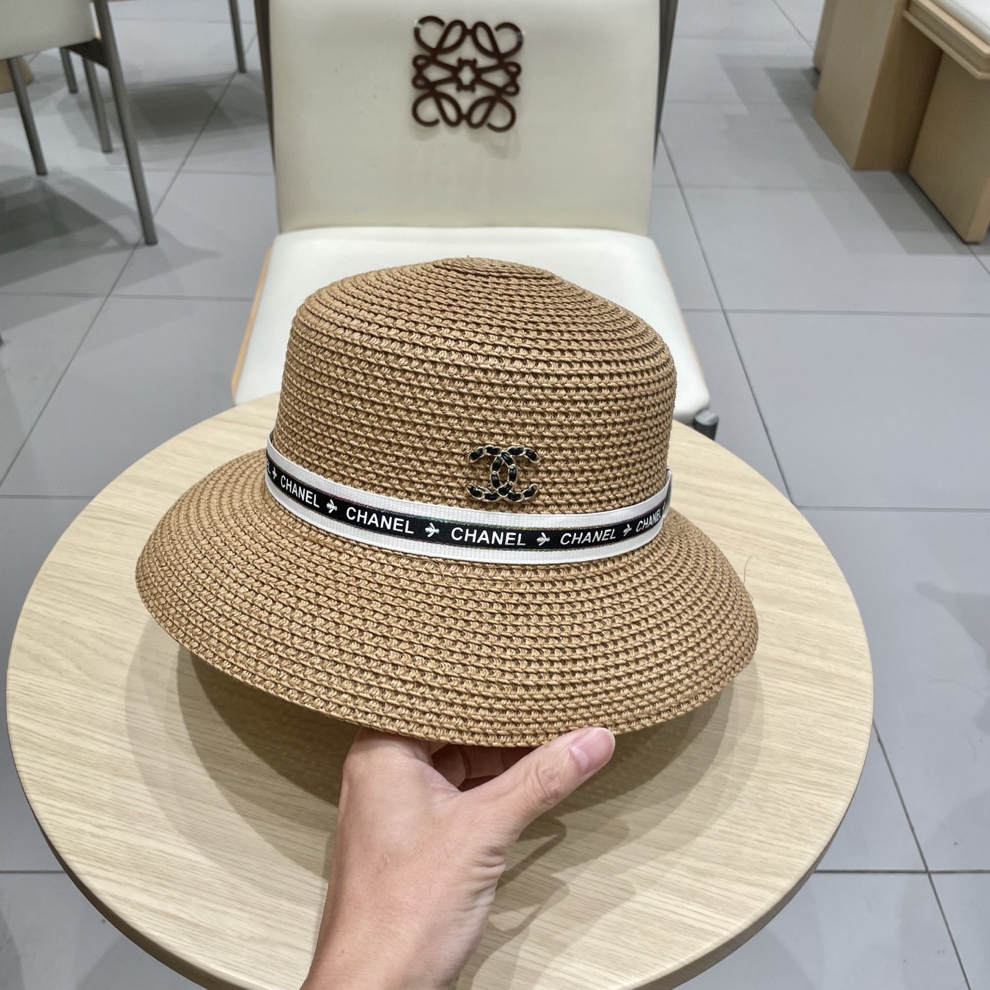  chanel 香奈儿✨
新款镂空草
编织灯罩帽~