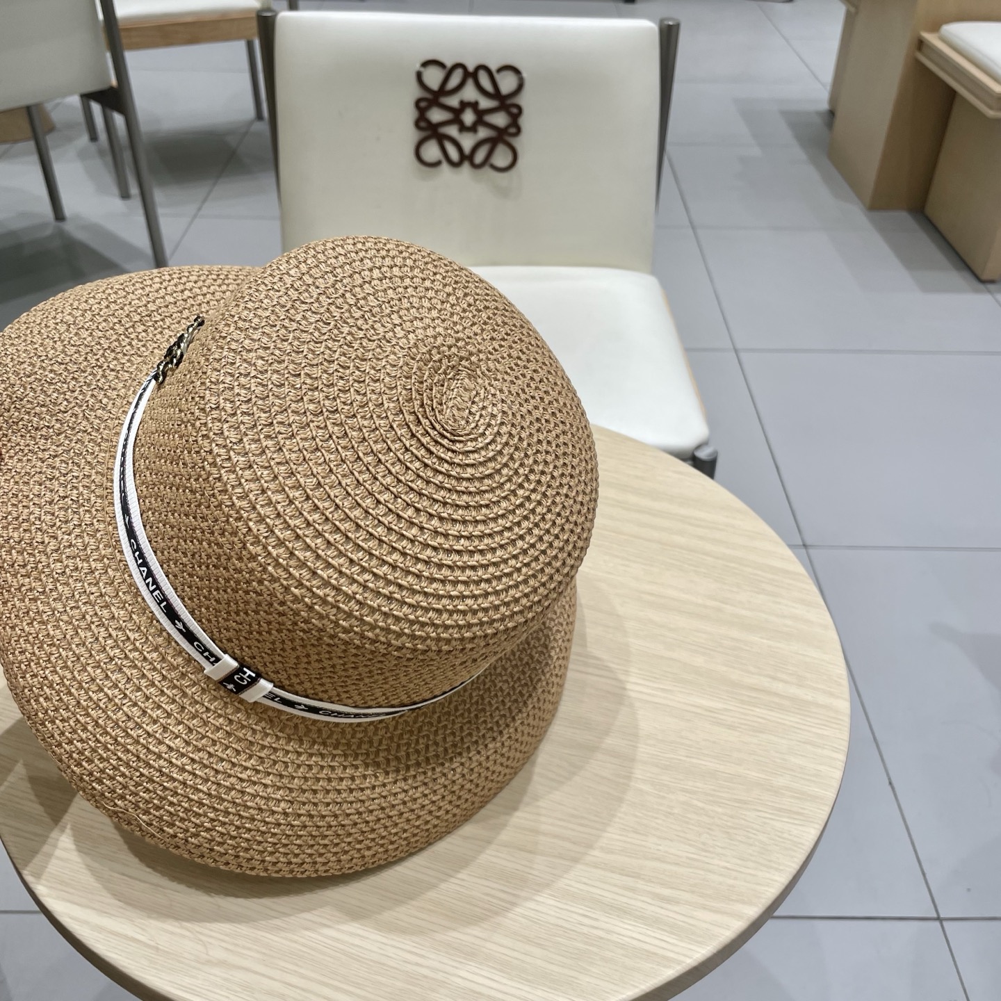  chanel 香奈儿✨
新款镂空草
编织灯罩帽~