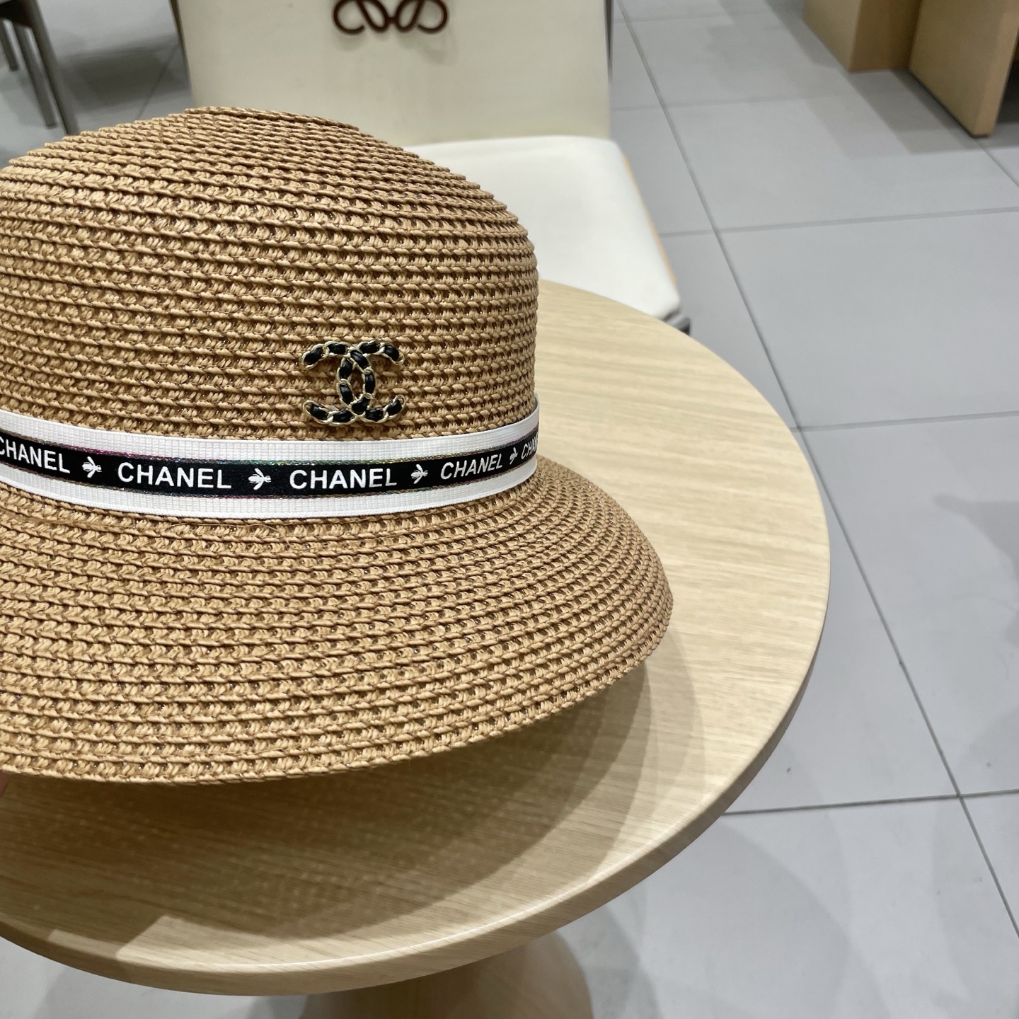  chanel 香奈儿✨
新款镂空草
编织灯罩帽~