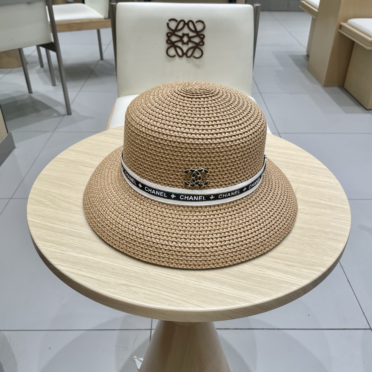  chanel 香奈儿✨
新款镂空草
编织灯罩帽~