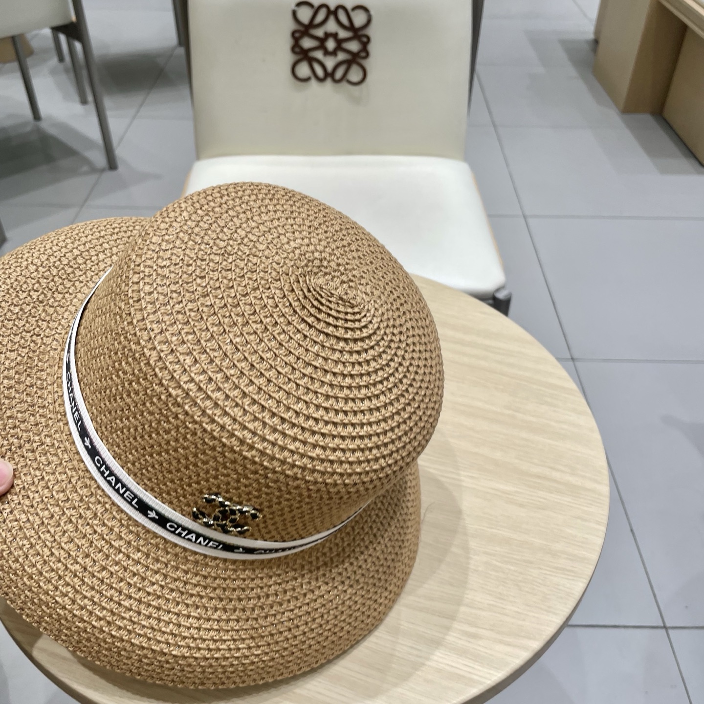  chanel 香奈儿✨
新款镂空草
编织灯罩帽~