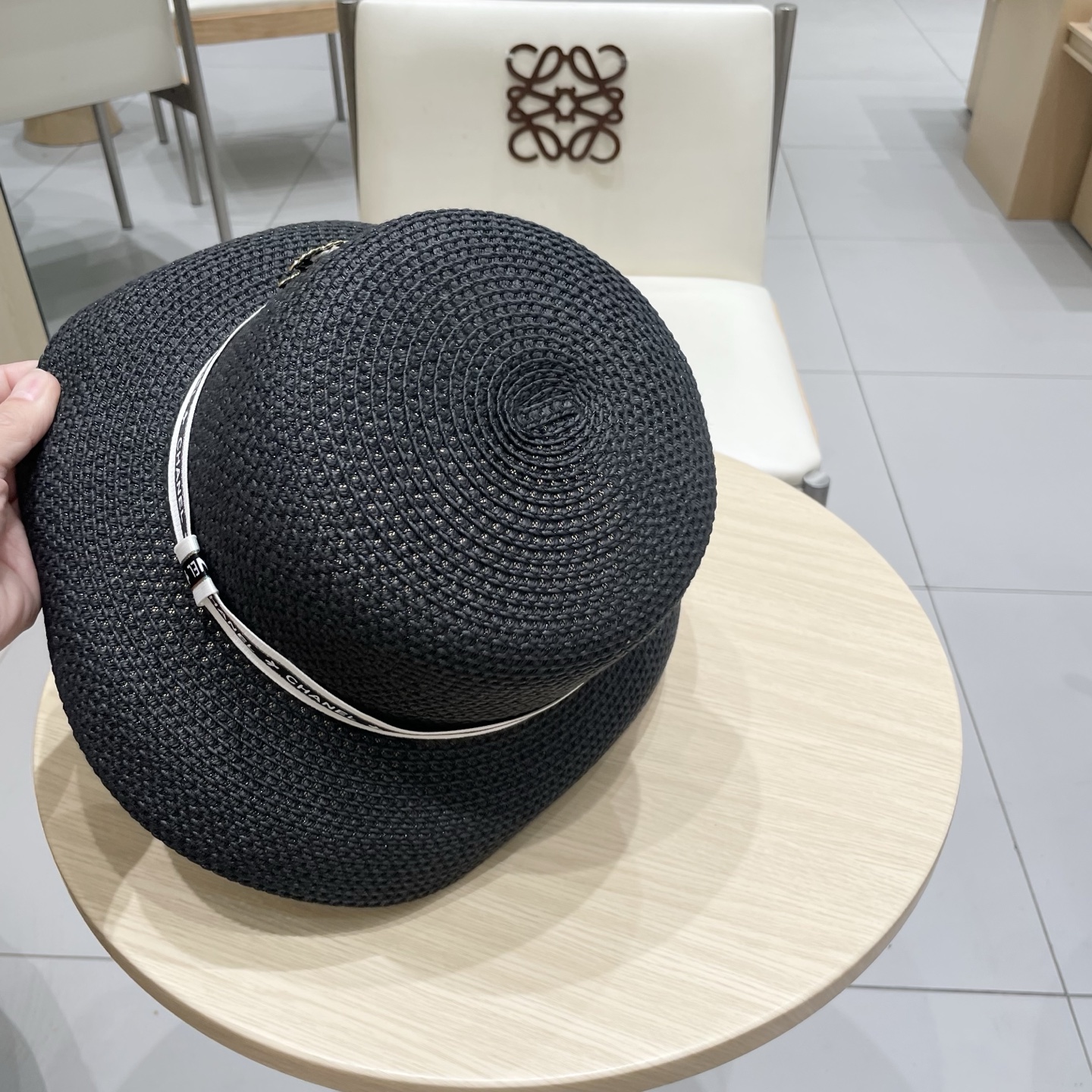  chanel 香奈儿✨
新款镂空草
编织灯罩帽~