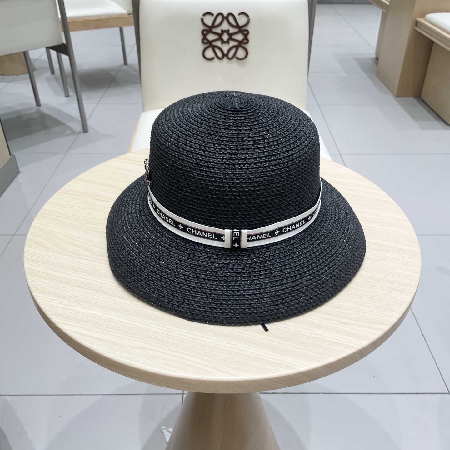  chanel 香奈儿✨
新款镂空草
编织灯罩帽~