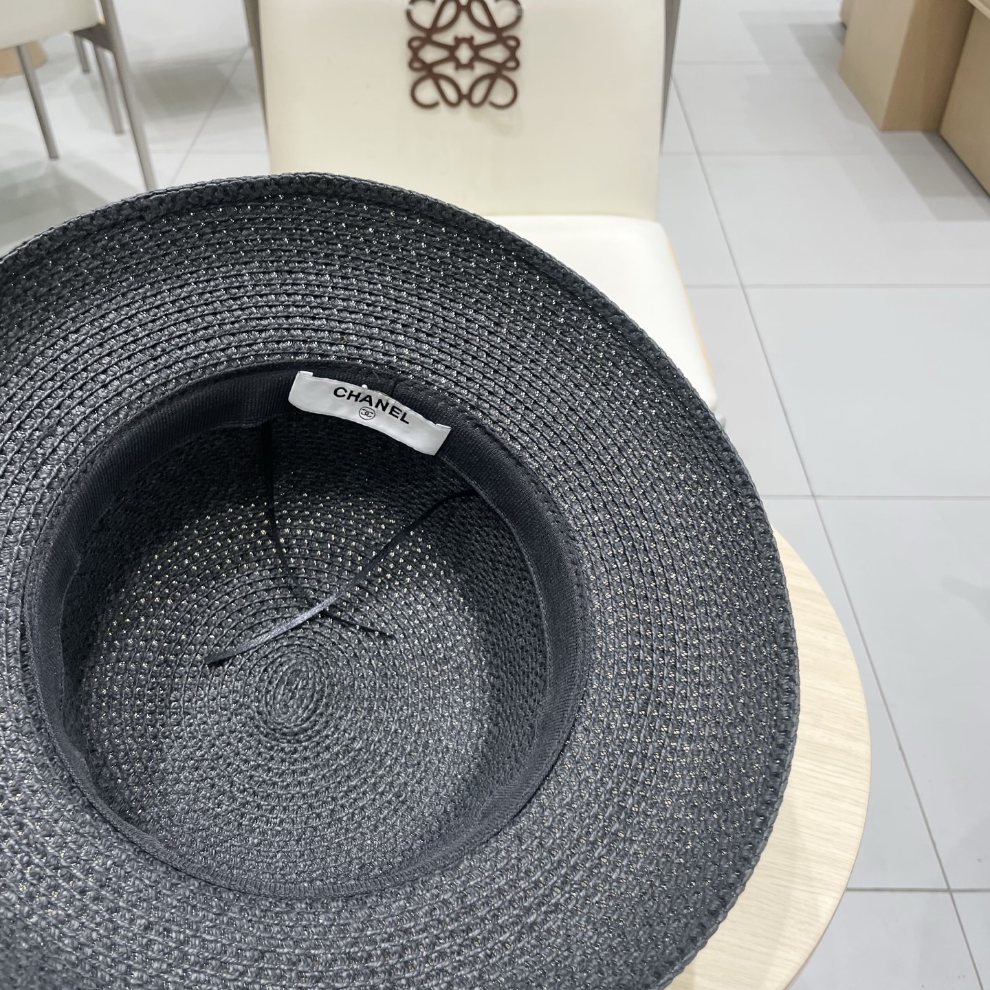  chanel 香奈儿✨
新款镂空草
编织灯罩帽~