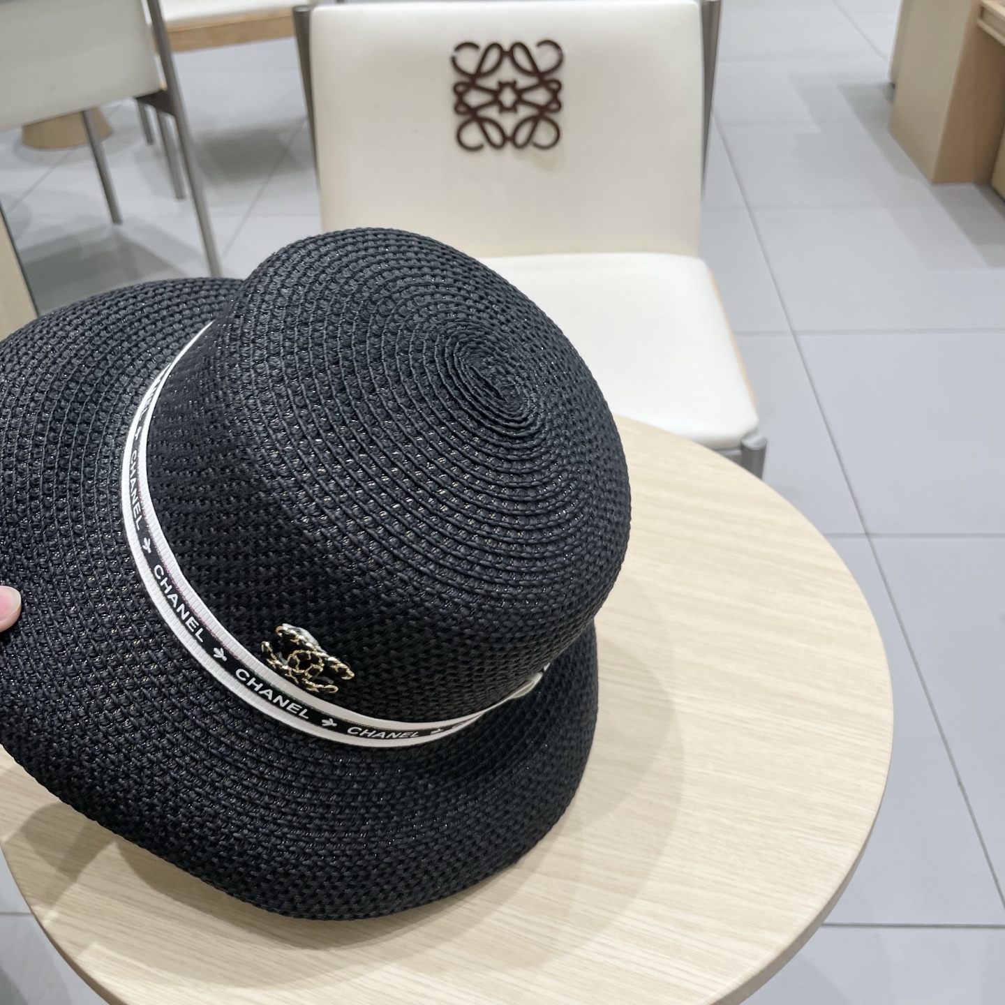  chanel 香奈儿✨
新款镂空草
编织灯罩帽~