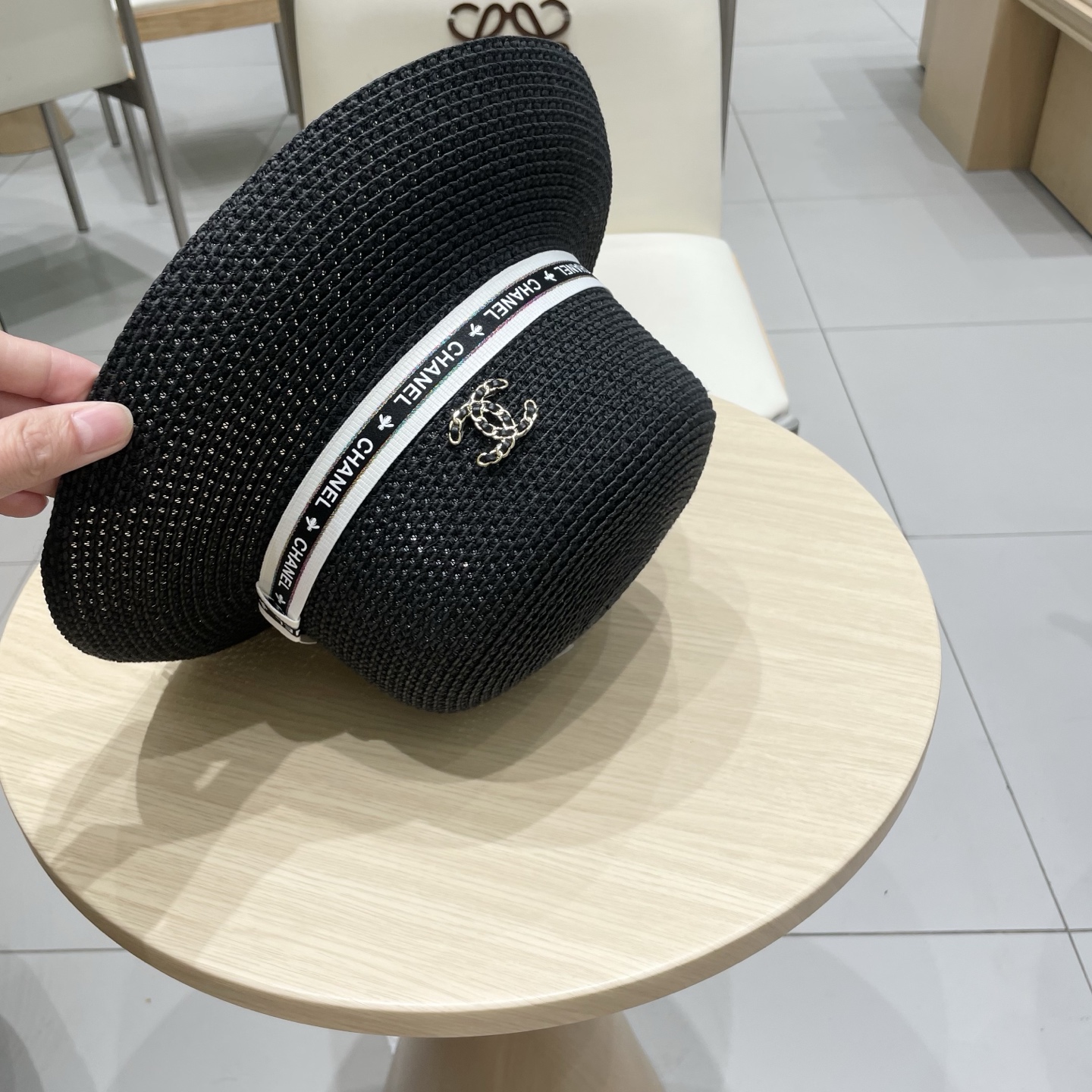  chanel 香奈儿✨
新款镂空草
编织灯罩帽~