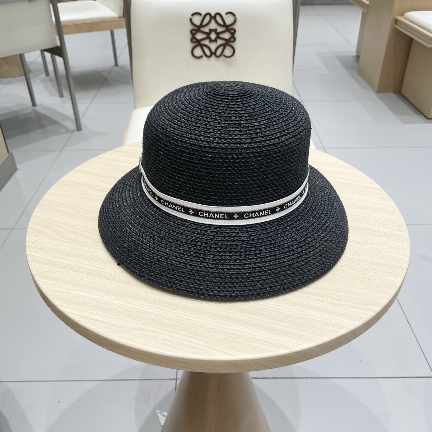  chanel 香奈儿✨
新款镂空草
编织灯罩帽~