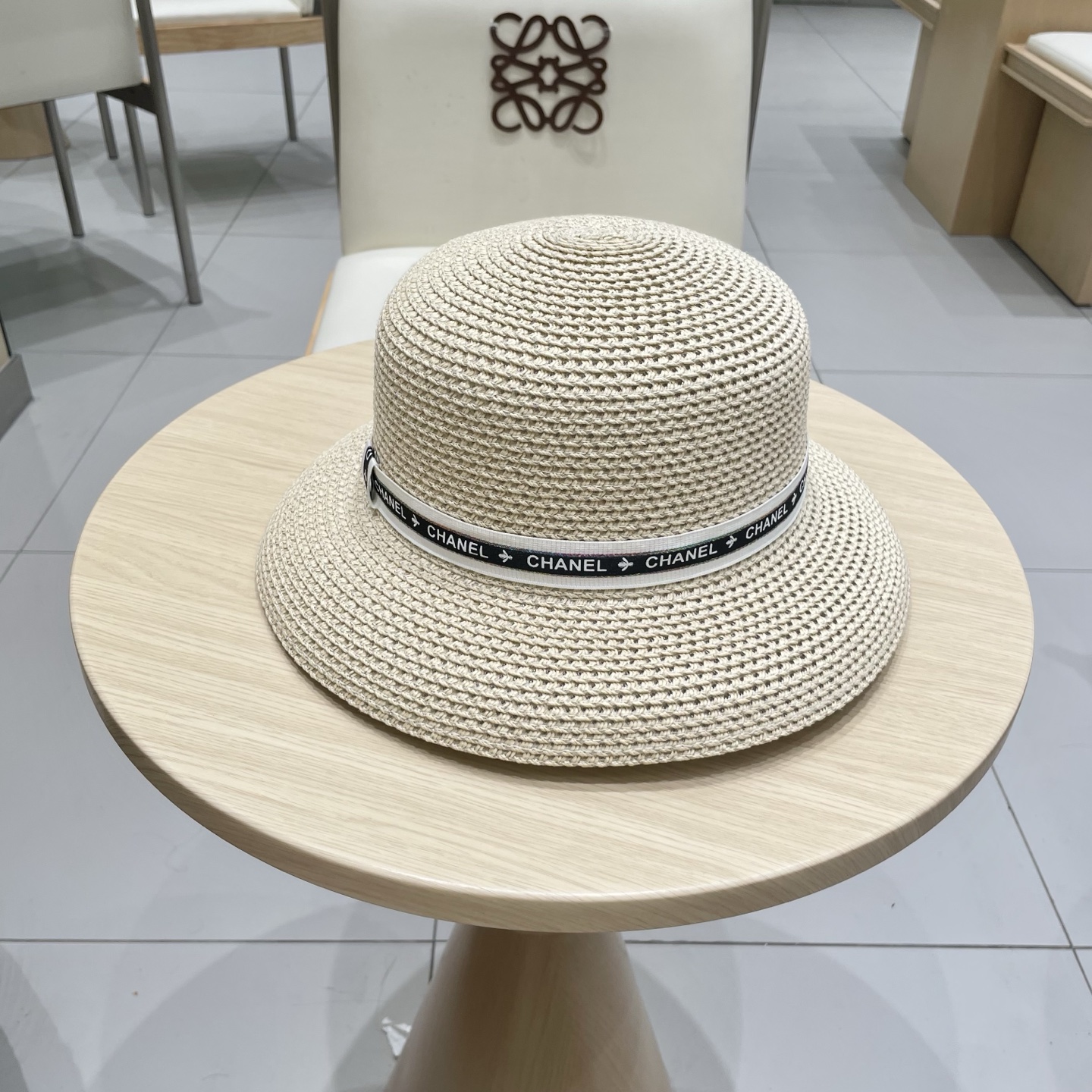  chanel 香奈儿✨
新款镂空草
编织灯罩帽~