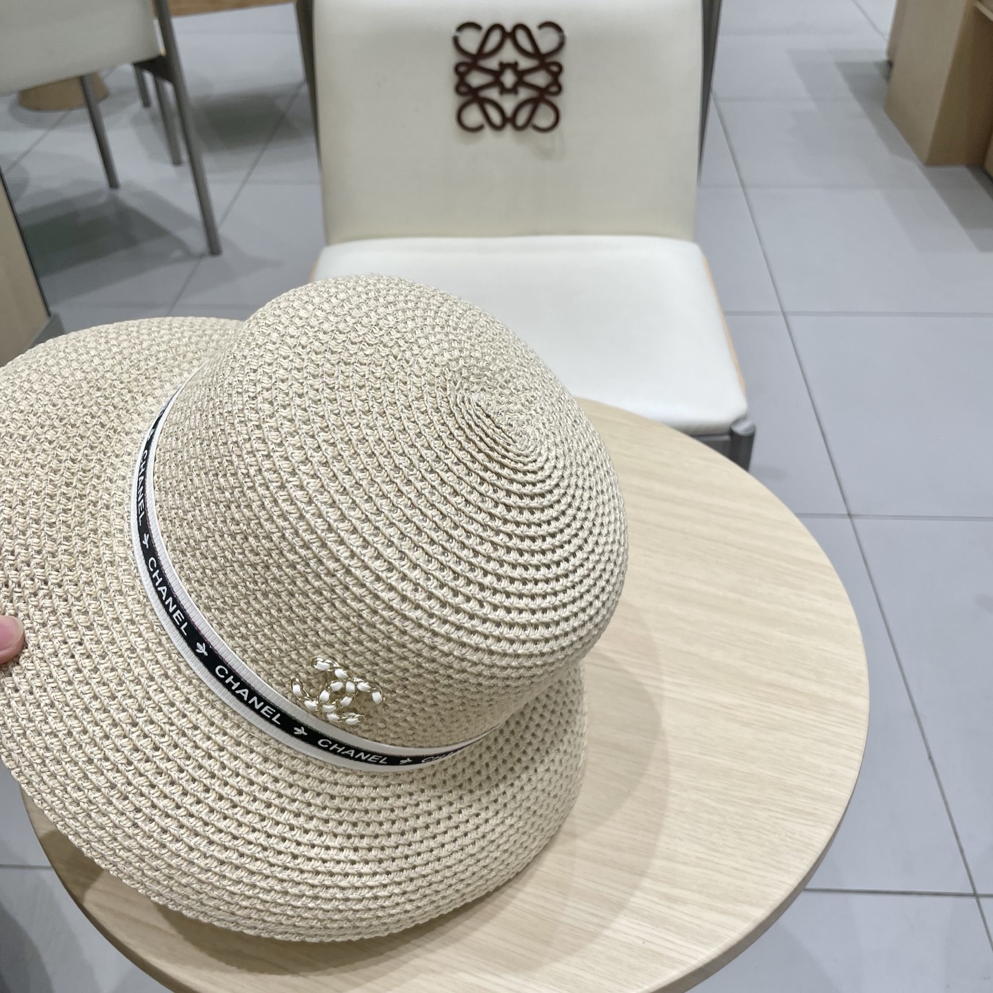  chanel 香奈儿✨
新款镂空草
编织灯罩帽~