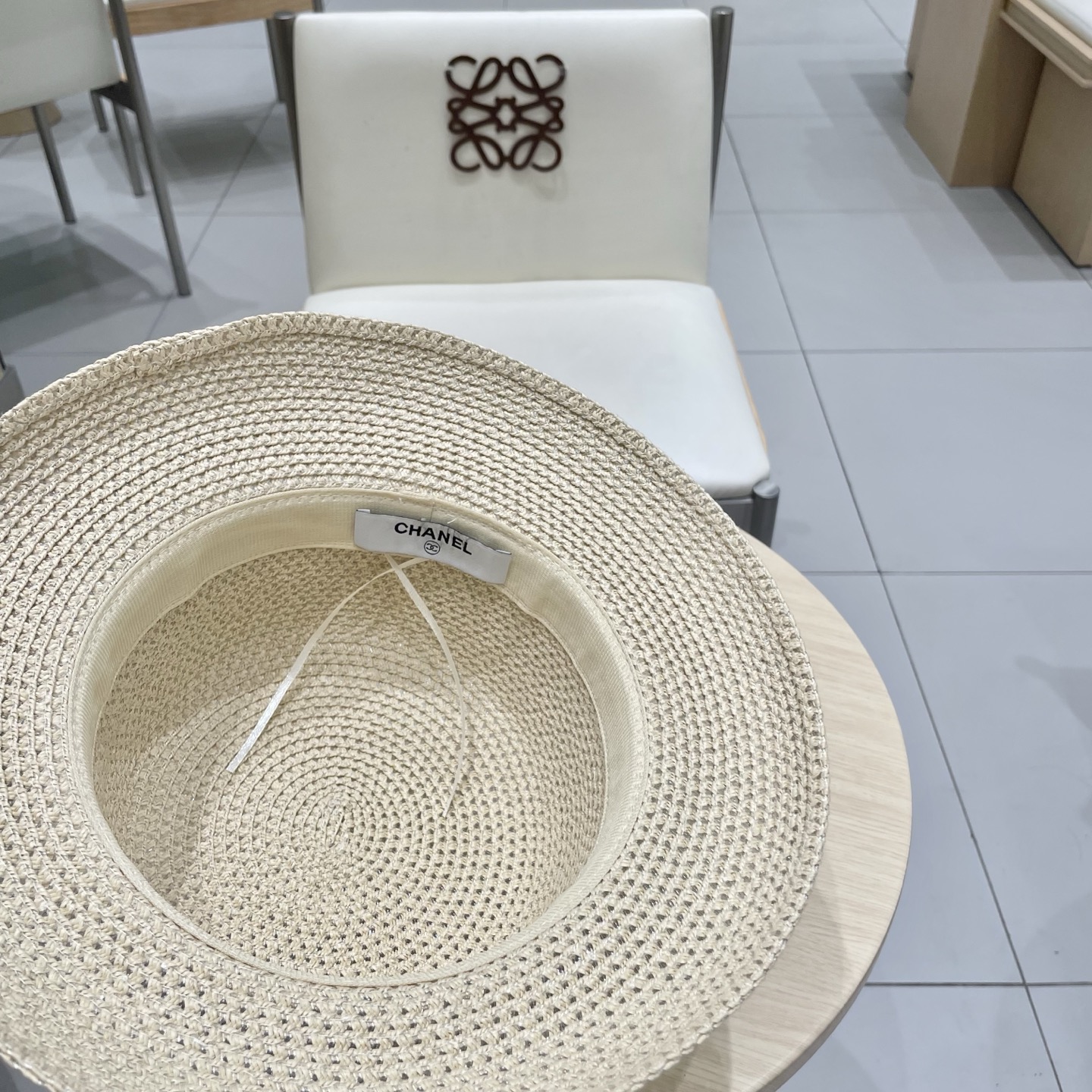  chanel 香奈儿✨
新款镂空草
编织灯罩帽~