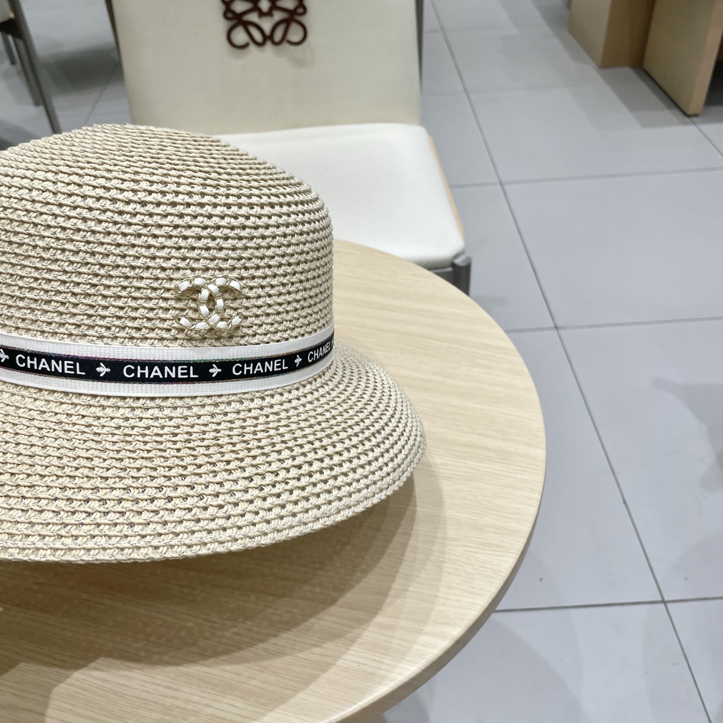  chanel 香奈儿✨
新款镂空草
编织灯罩帽~