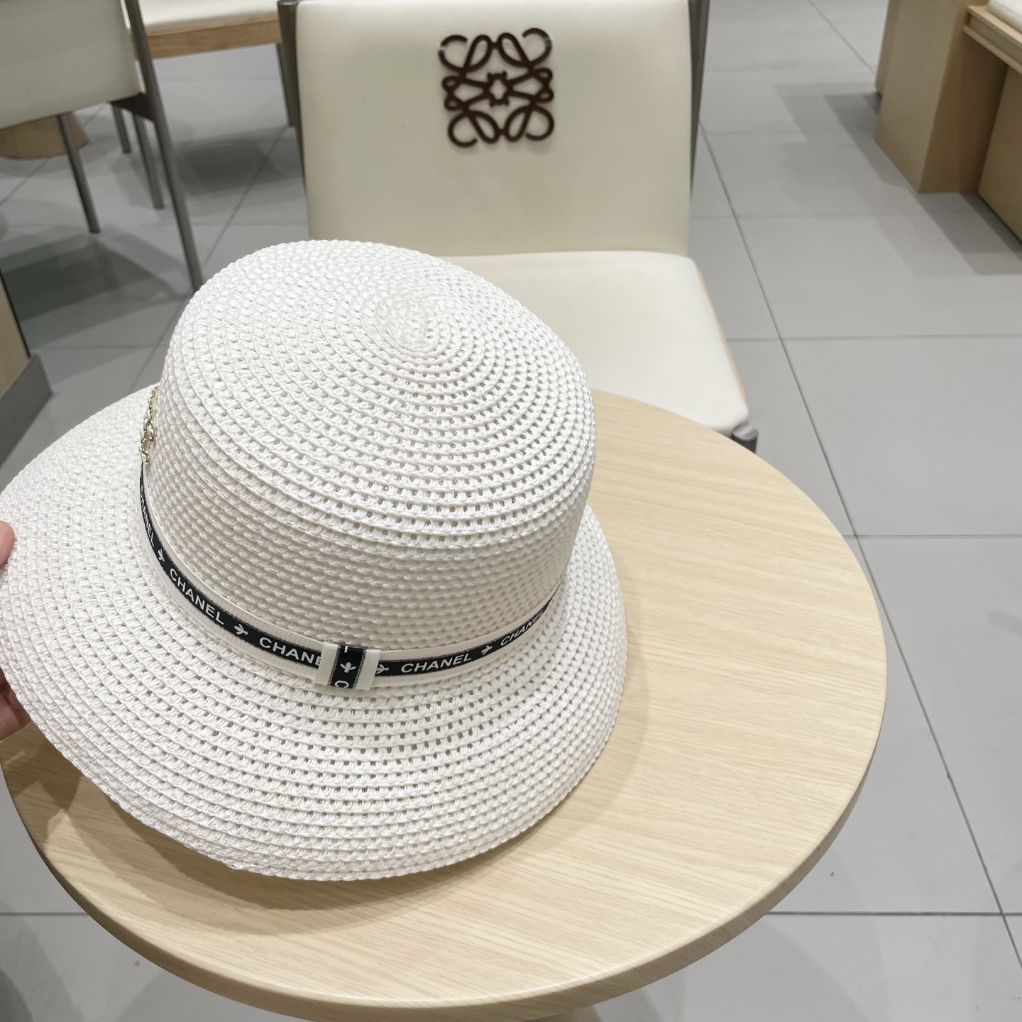  chanel 香奈儿✨
新款镂空草
编织灯罩帽~