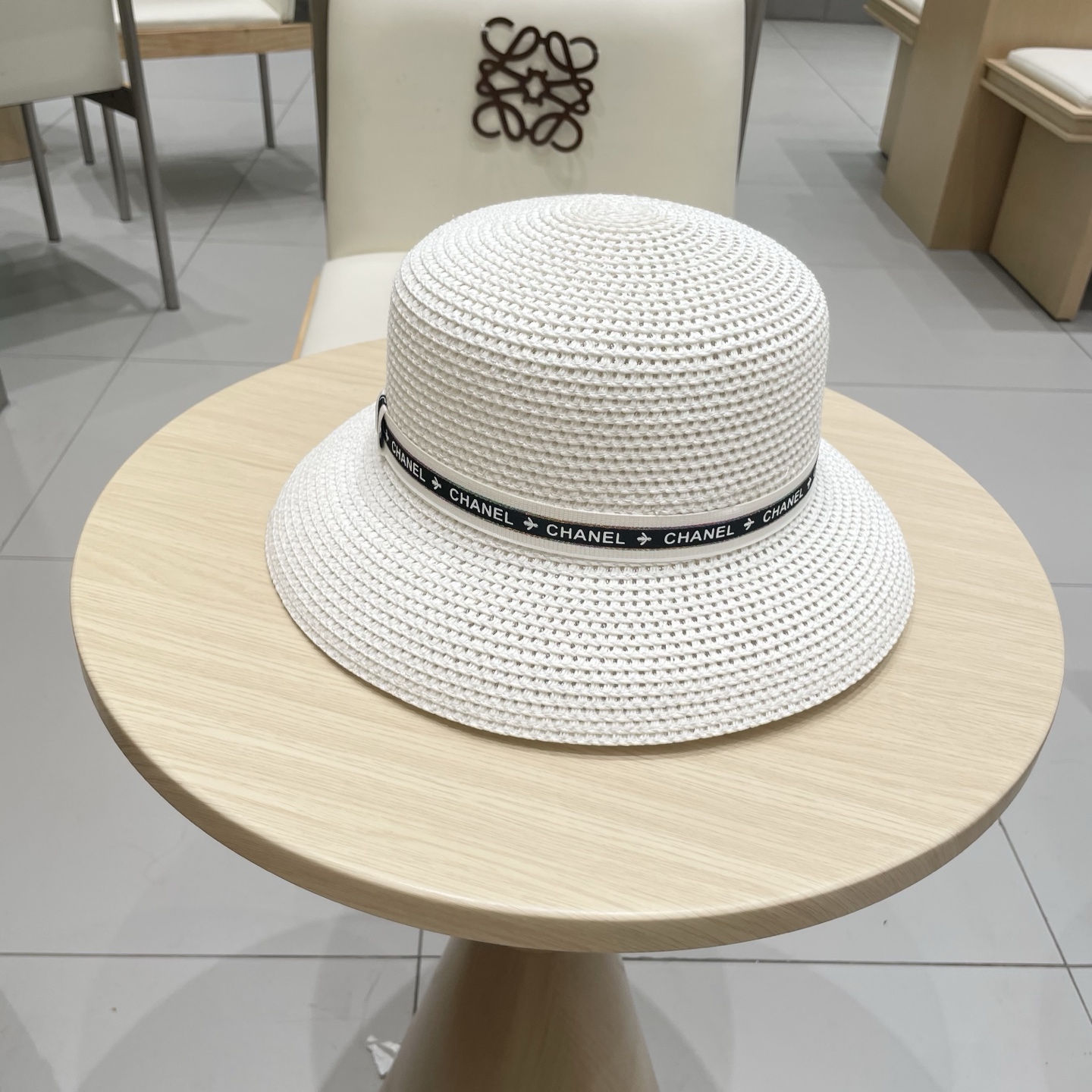  chanel 香奈儿✨
新款镂空草
编织灯罩帽~