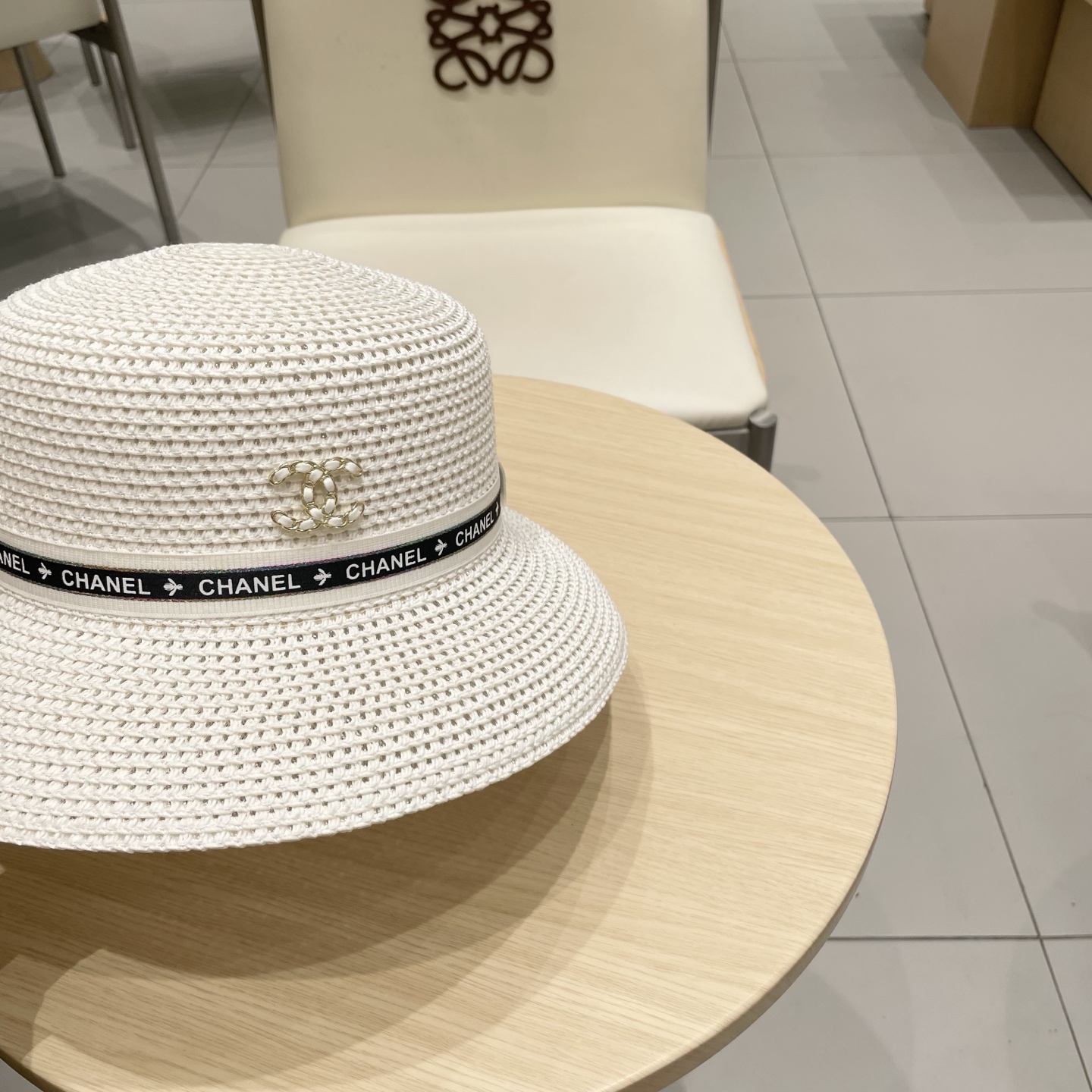  chanel 香奈儿✨
新款镂空草
编织灯罩帽~