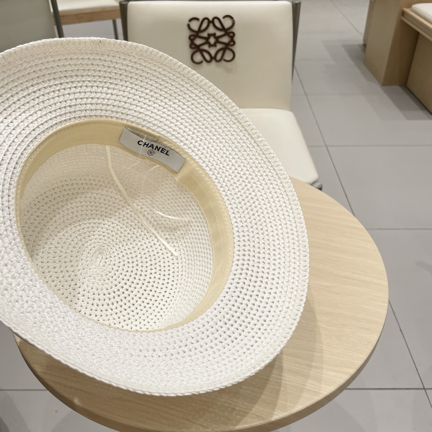  chanel 香奈儿✨
新款镂空草
编织灯罩帽~