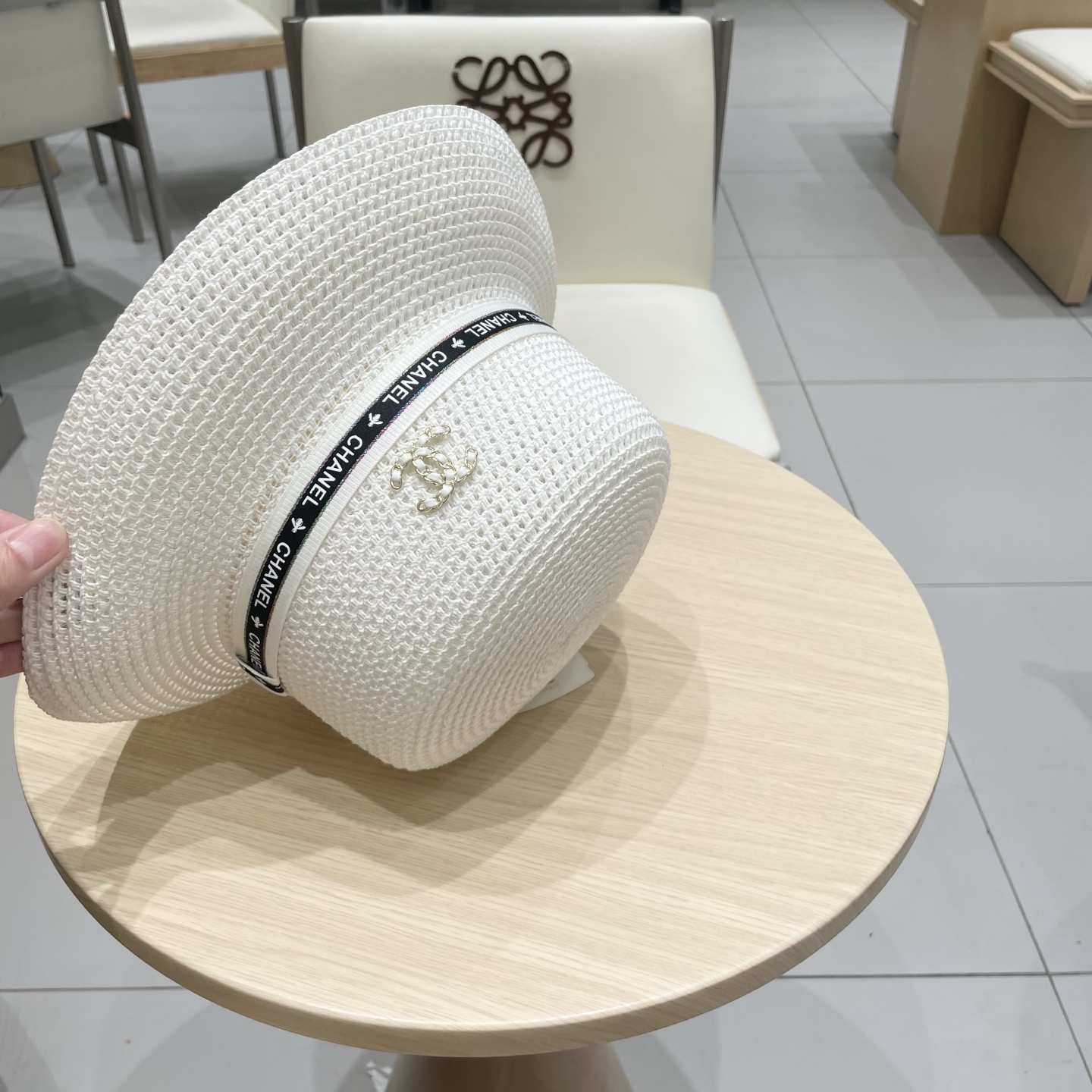  chanel 香奈儿✨
新款镂空草
编织灯罩帽~