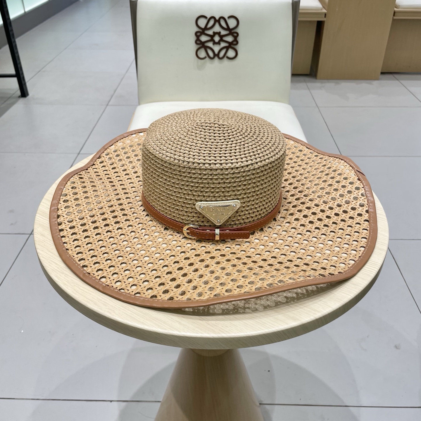 【PRADA普拉达】2025高品质新款草帽，出街必备超好搭配，赶紧入手！