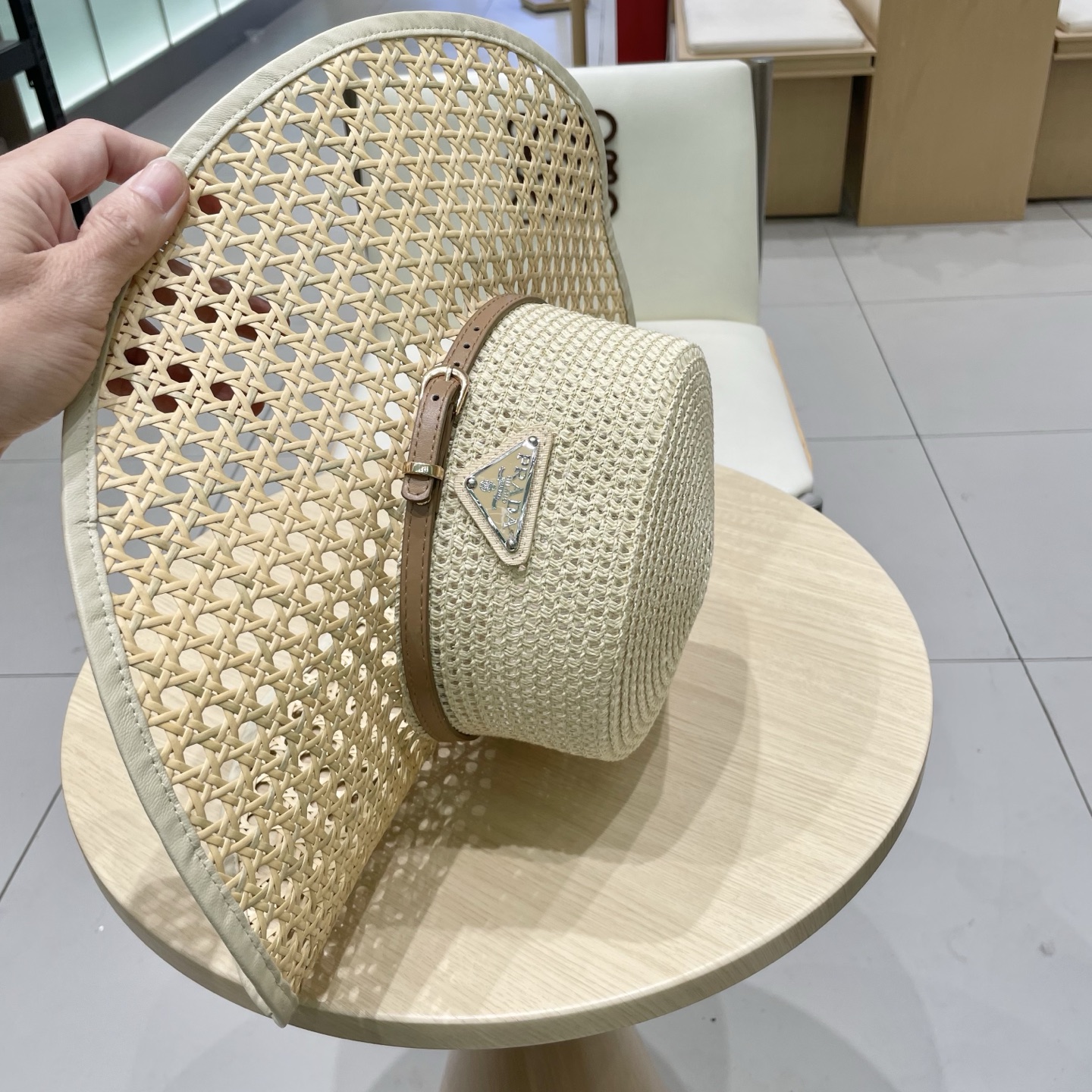 【PRADA普拉达】2025高品质新款草帽，出街必备超好搭配，赶紧入手！