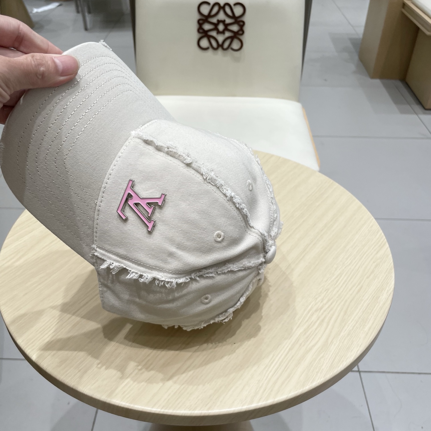  🧢路易威登棒球帽 LouisVuitton😍新款LV棒球帽，重工打造♥️高端大气，百搭款🤗男女通用！跑