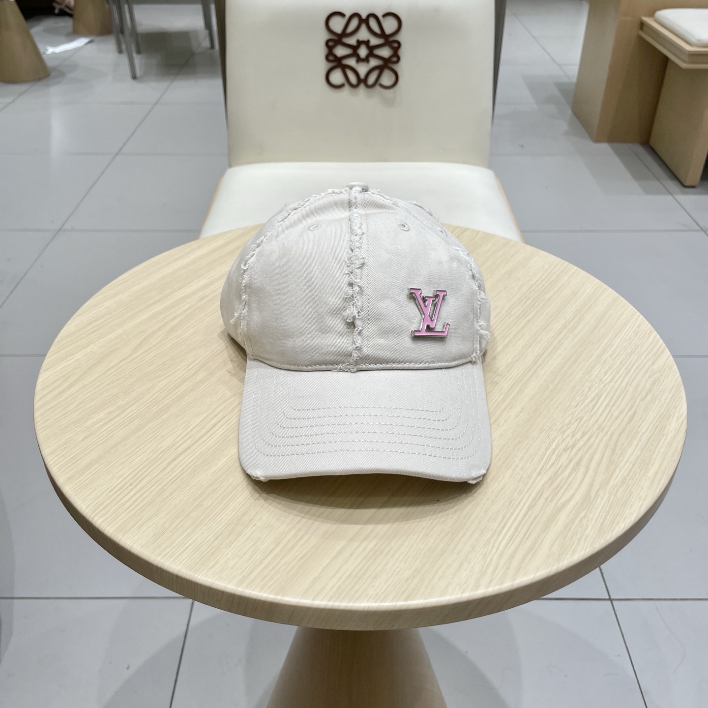  🧢路易威登棒球帽 LouisVuitton😍新款LV棒球帽，重工打造♥️高端大气，百搭款🤗男女通用！跑