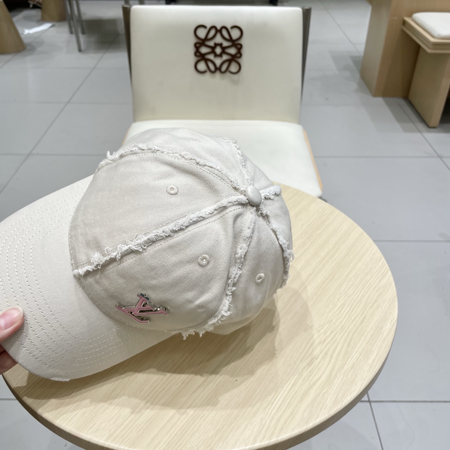  🧢路易威登棒球帽 LouisVuitton😍新款LV棒球帽，重工打造♥️高端大气，百搭款🤗男女通用！跑