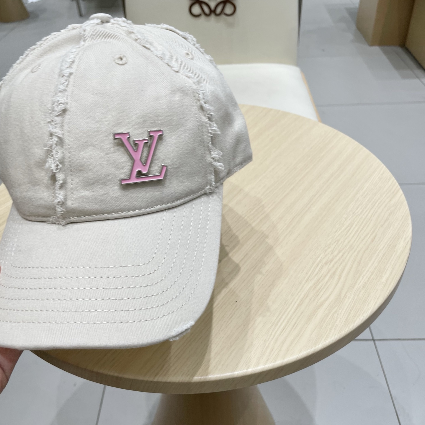  🧢路易威登棒球帽 LouisVuitton😍新款LV棒球帽，重工打造♥️高端大气，百搭款🤗男女通用！跑