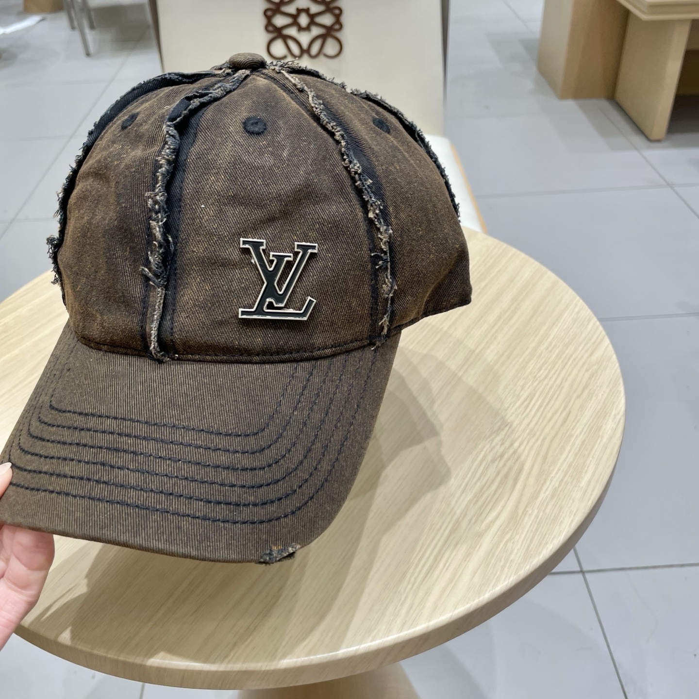  🧢路易威登棒球帽 LouisVuitton😍新款LV棒球帽，重工打造♥️高端大气，百搭款🤗男女通用！跑