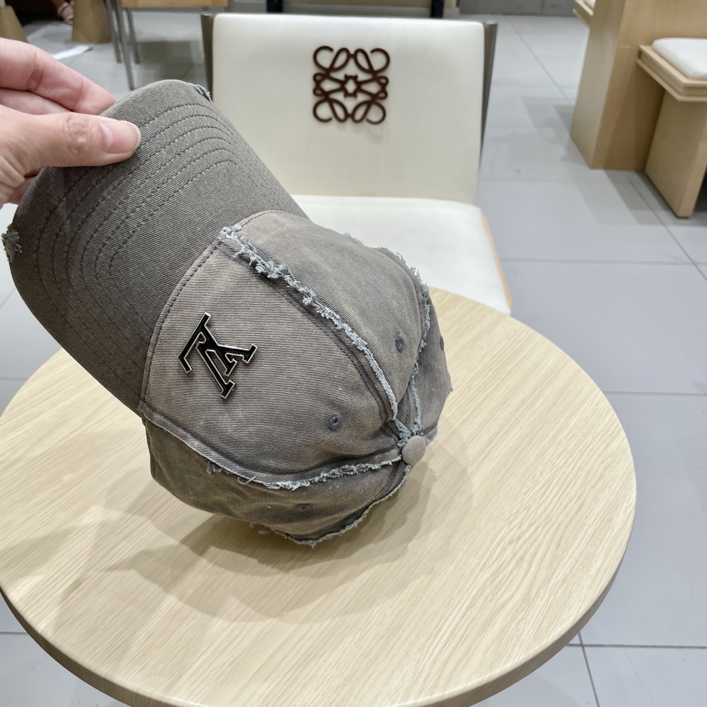  🧢路易威登棒球帽 LouisVuitton😍新款LV棒球帽，重工打造♥️高端大气，百搭款🤗男女通用！跑