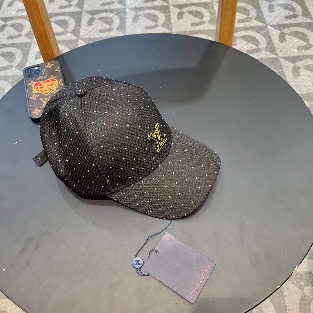   LV新款专柜同步棒球帽，专柜同步出货，大牌款超好搭配，赶紧入手！