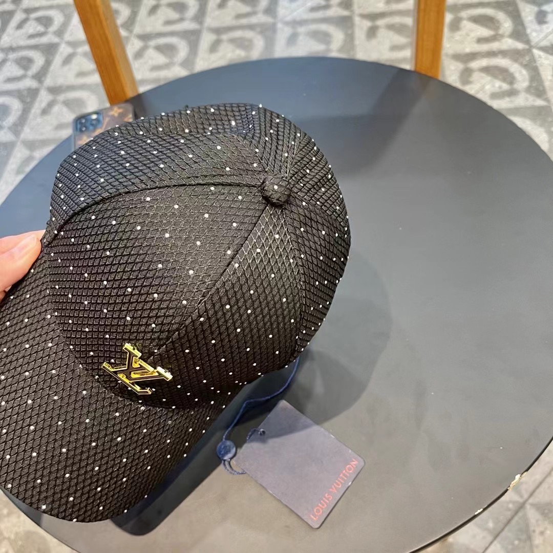   LV新款专柜同步棒球帽，专柜同步出货，大牌款超好搭配，赶紧入手！