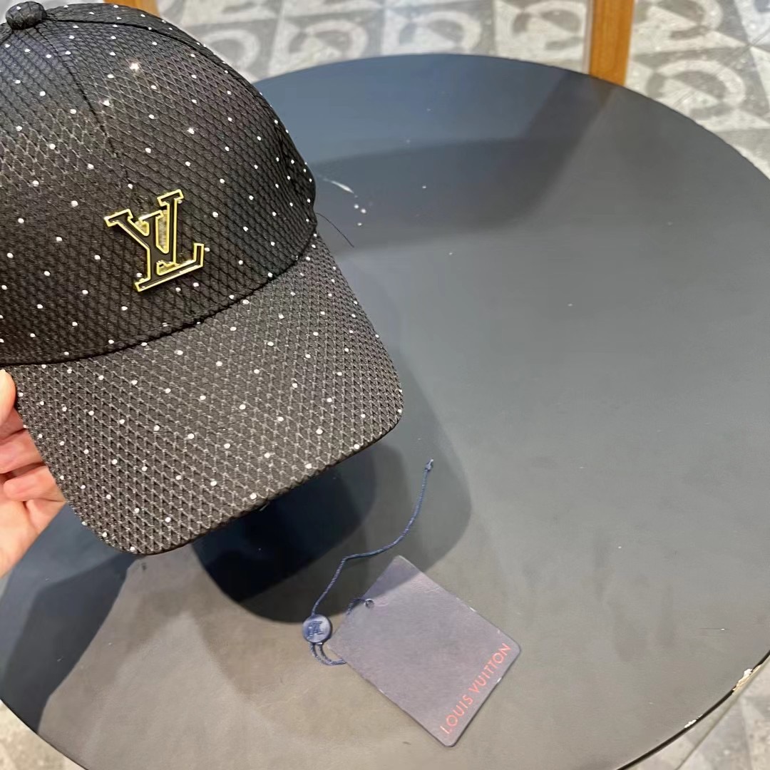   LV新款专柜同步棒球帽，专柜同步出货，大牌款超好搭配，赶紧入手！