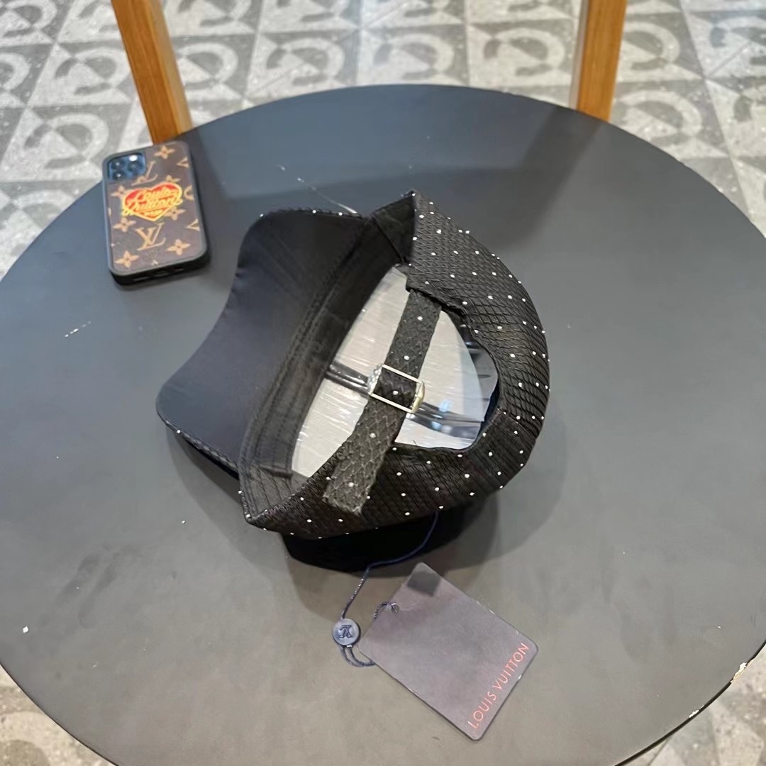   LV新款专柜同步棒球帽，专柜同步出货，大牌款超好搭配，赶紧入手！