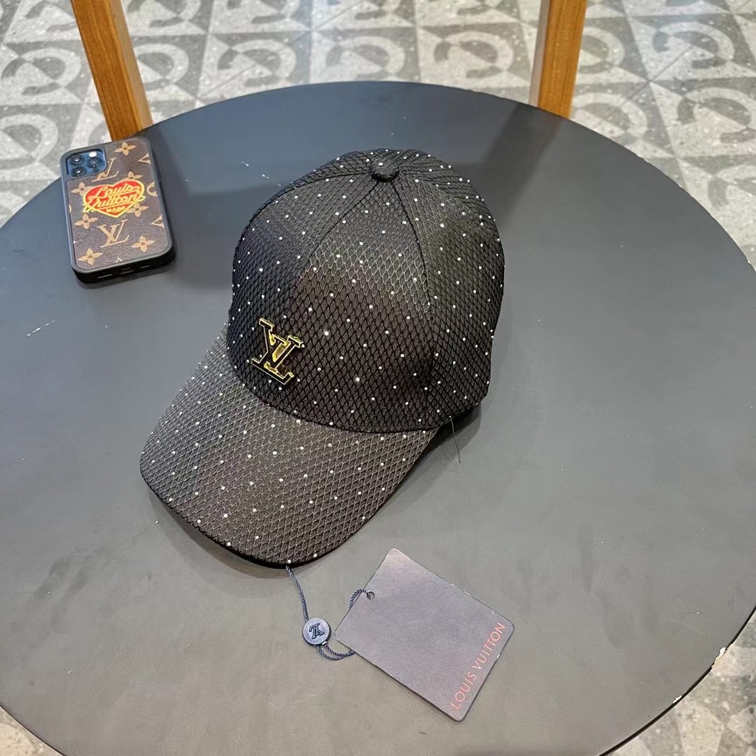   LV新款专柜同步棒球帽，专柜同步出货，大牌款超好搭配，赶紧入手！